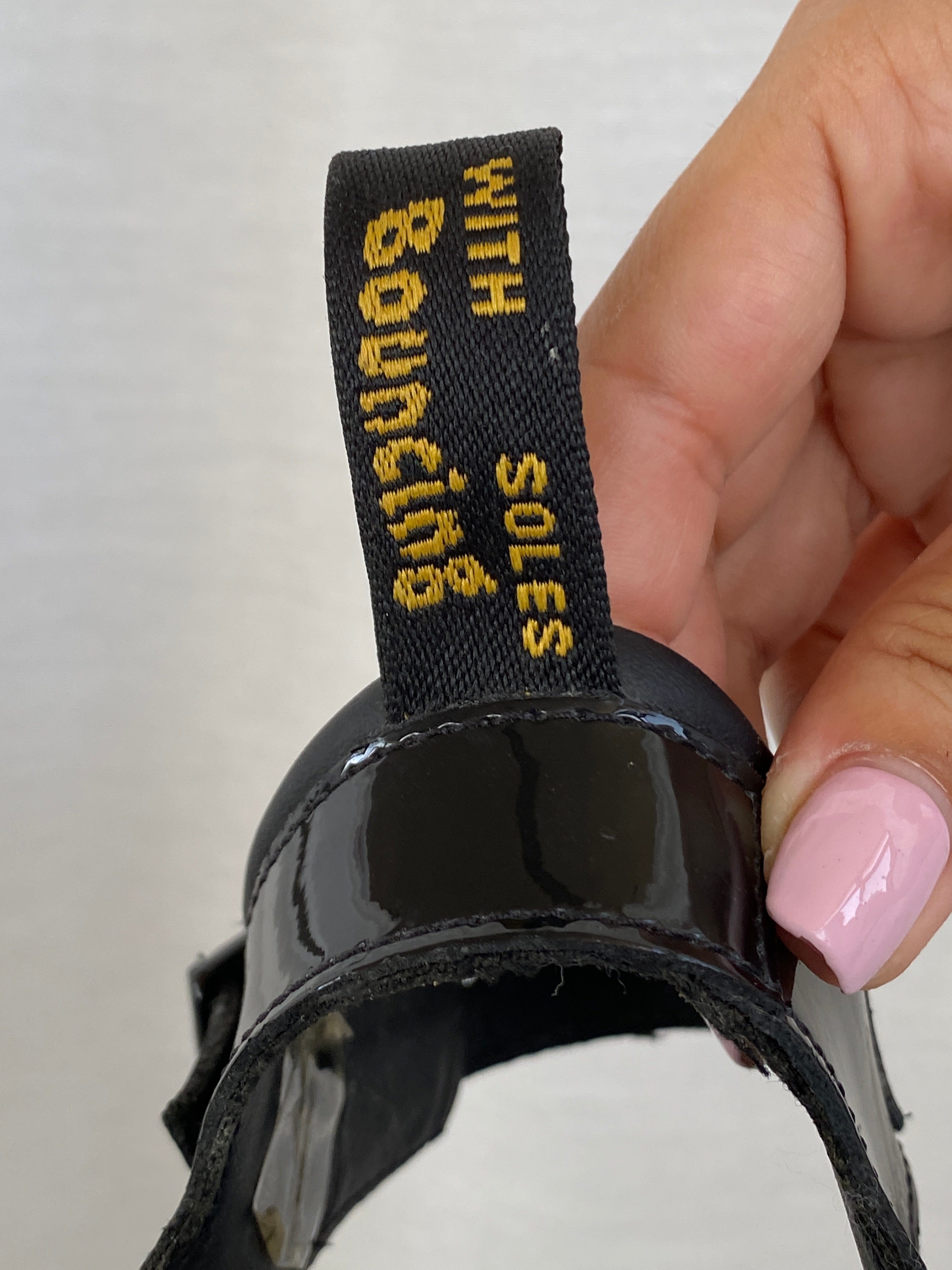 صندل Dr. Martens Blaire الأسود ذو النعل السميك المصنوع من الجلد اللامع - مقاس EU 37