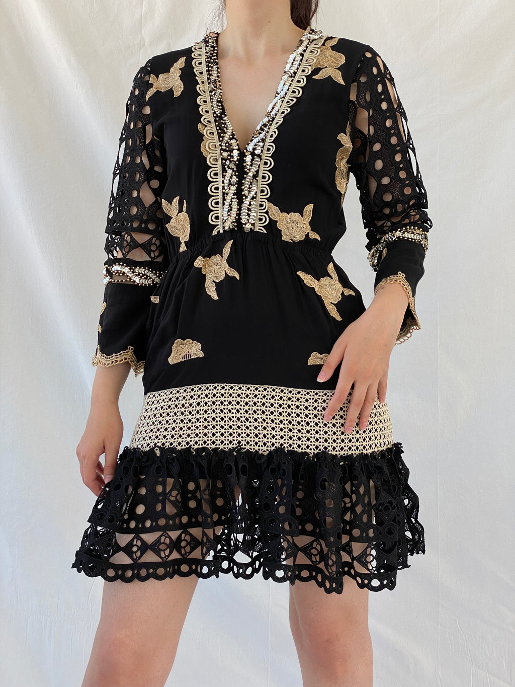 فستان قصير من مجموعة Laurie &amp; Joe Black Boho Core Embellished Indie - مقاس M