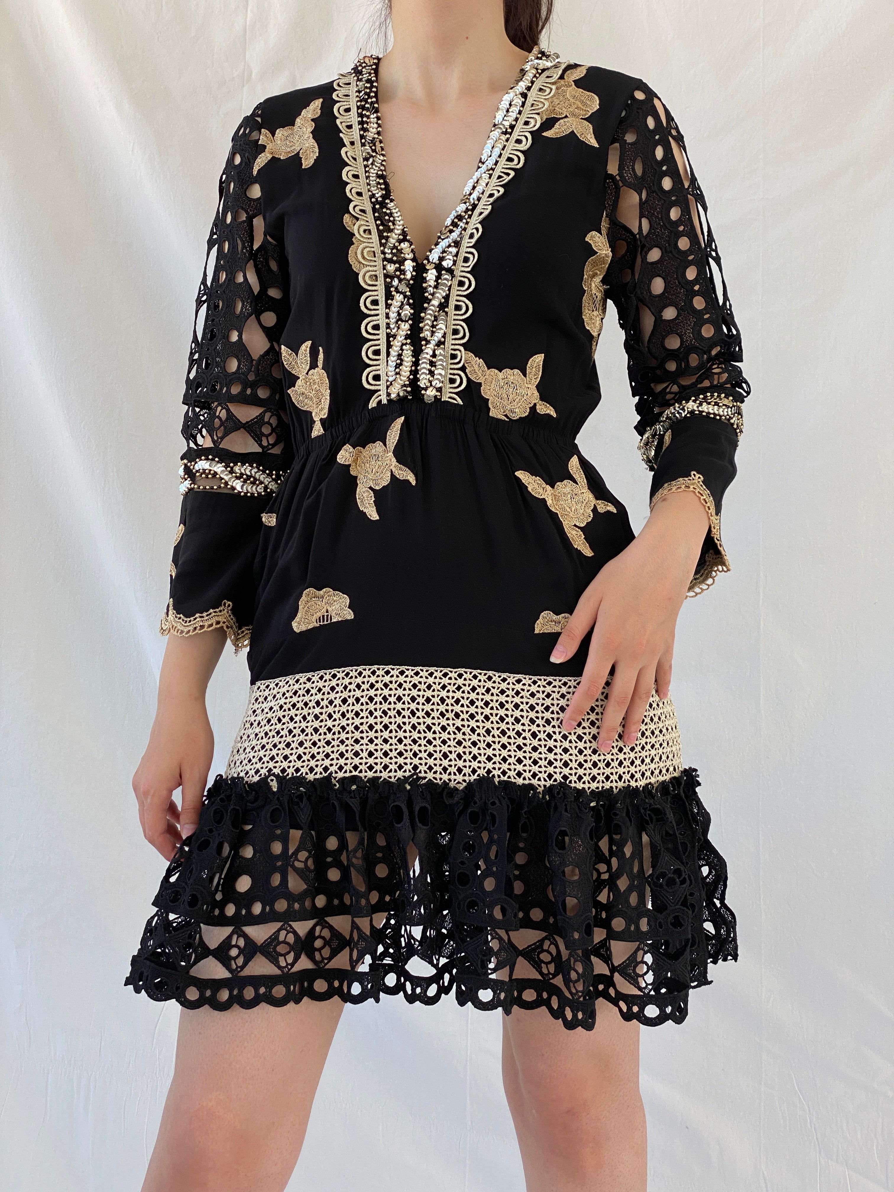 فستان قصير من مجموعة Laurie &amp; Joe Black Boho Core Embellished Indie - مقاس M