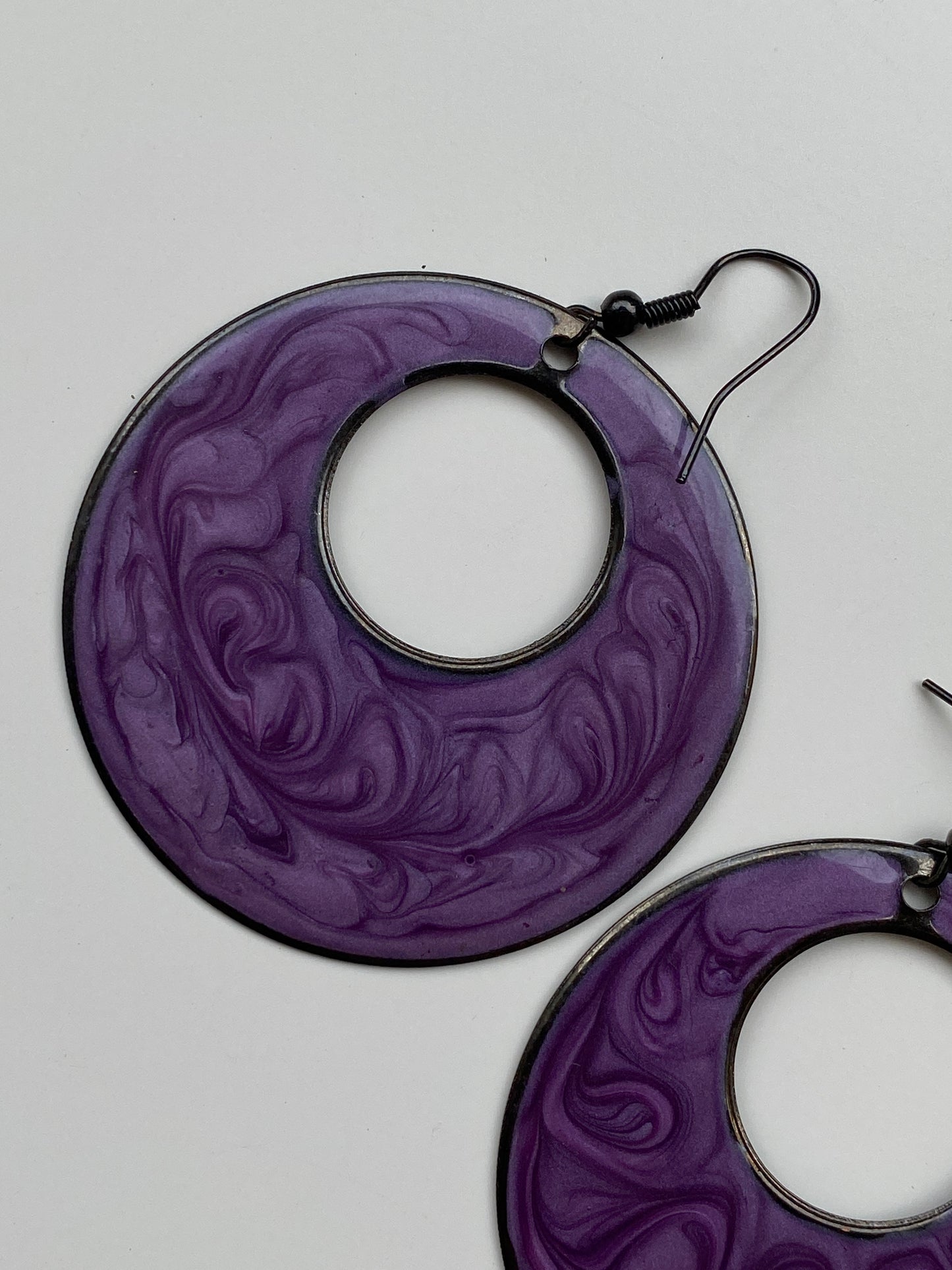 Vintage 70s Style Purple Marbled Resin Hoop Earrings Mod Disc Dangles