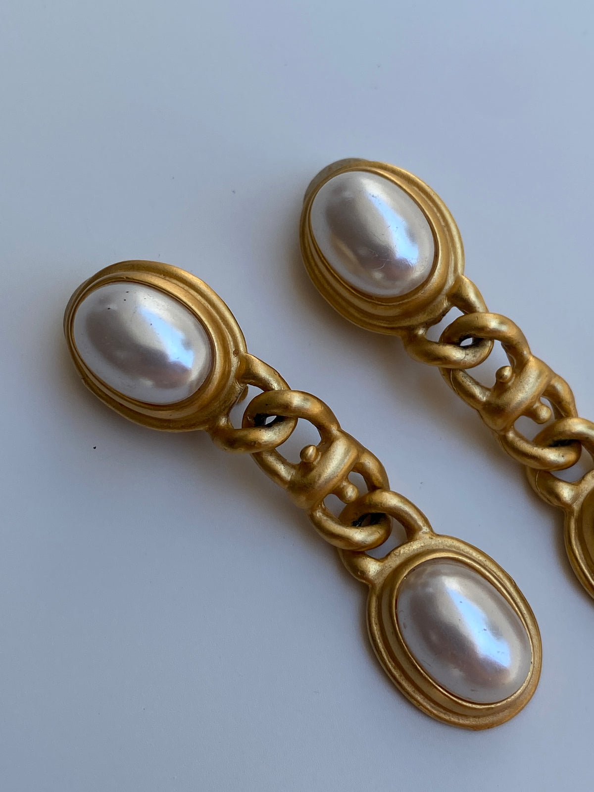 Vintage 1980s C Signed Gold-Tone Faux Pearl Chain Link Clip-On Drop Earrings Vintage 1980s C Signed Gold-Tone Faux Pearl Chain Link Clip-On Drop Earrings