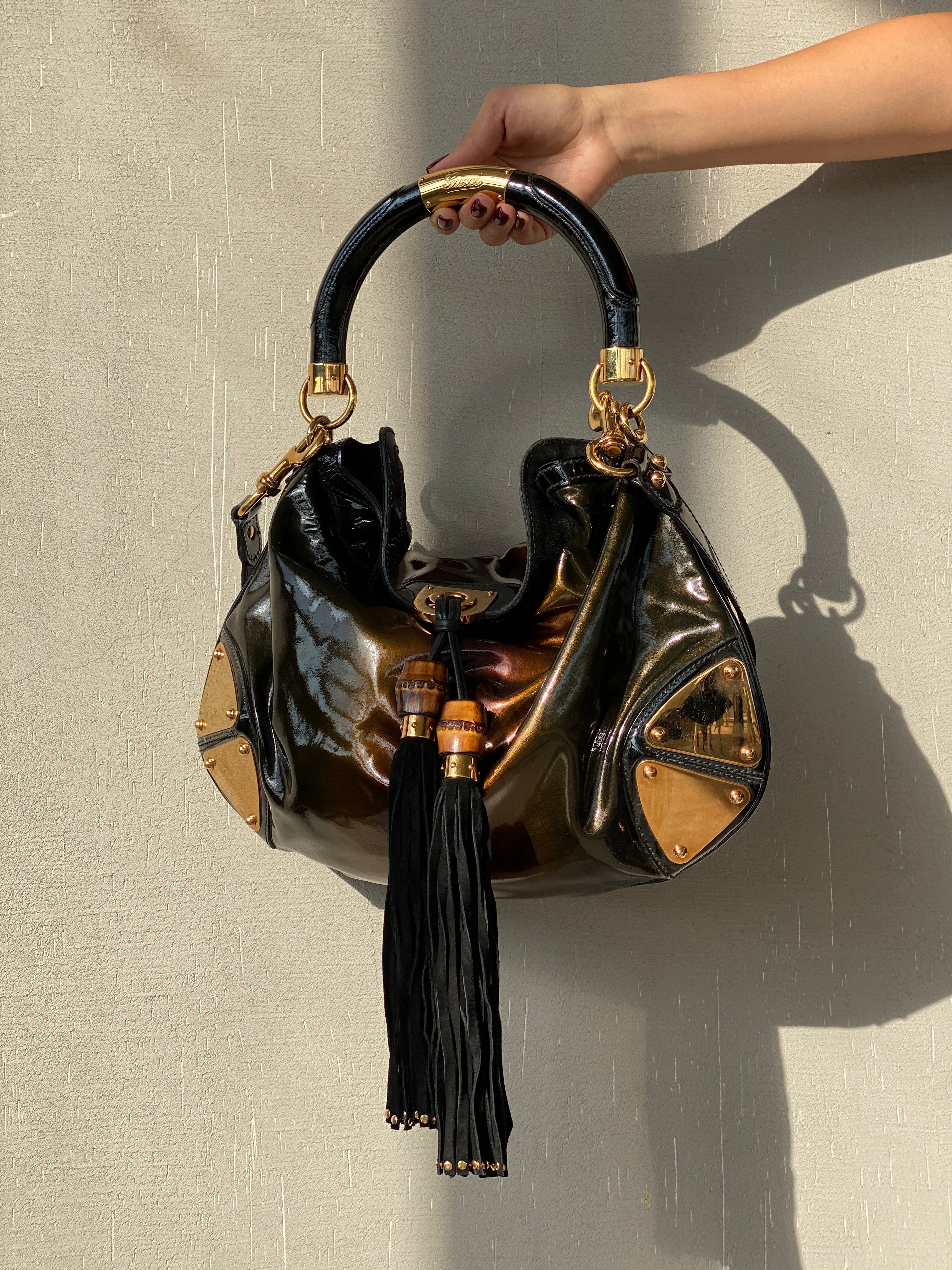 حقيبة غوتشي إندي بامبو من الجلد اللامع باللون الأسود والبرونزي