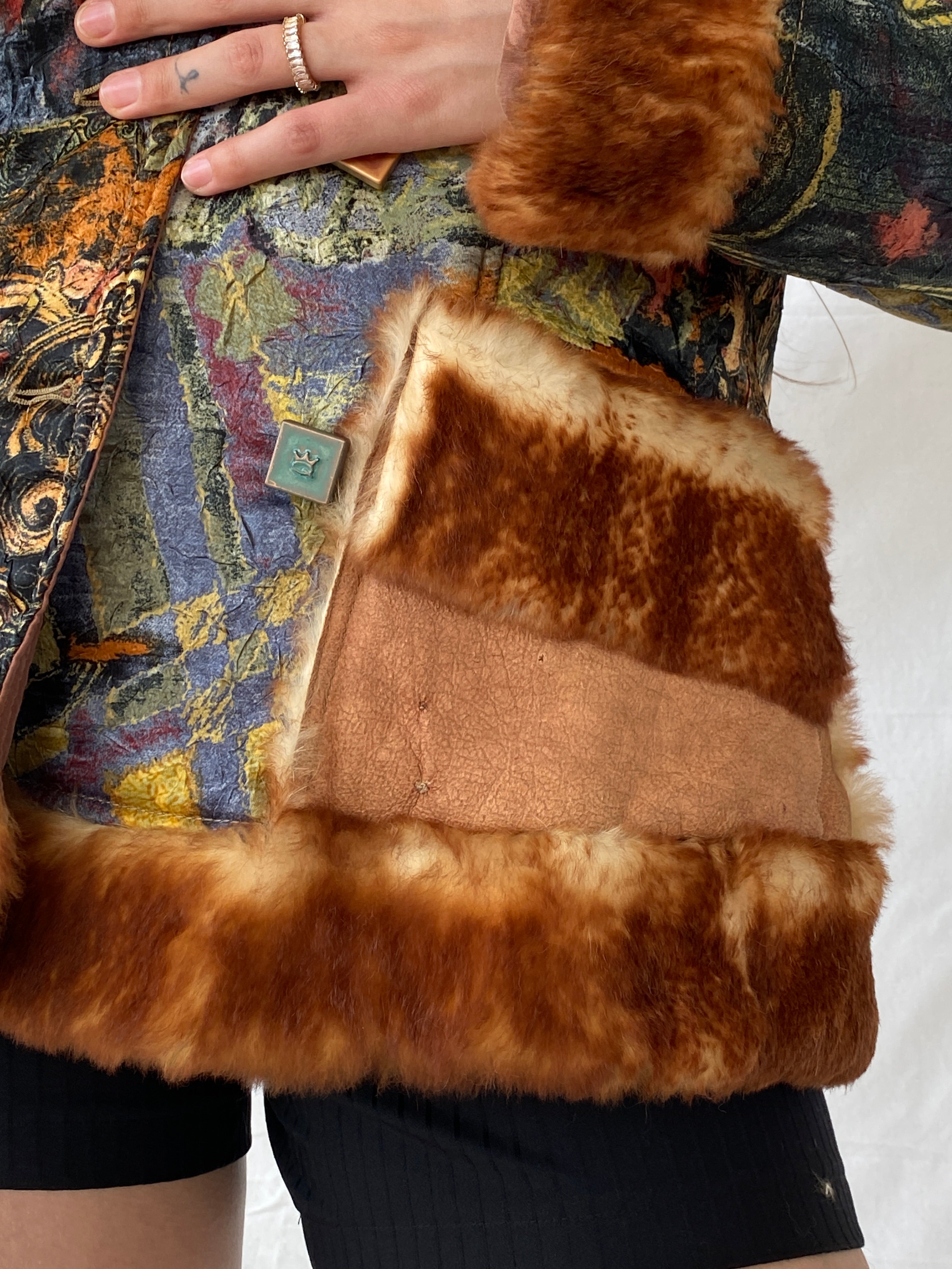 جاكيت بوهو مطبوع عليه عبارة "أنقذوا الملكة" من الفرو الصناعي - مقاس متوسط