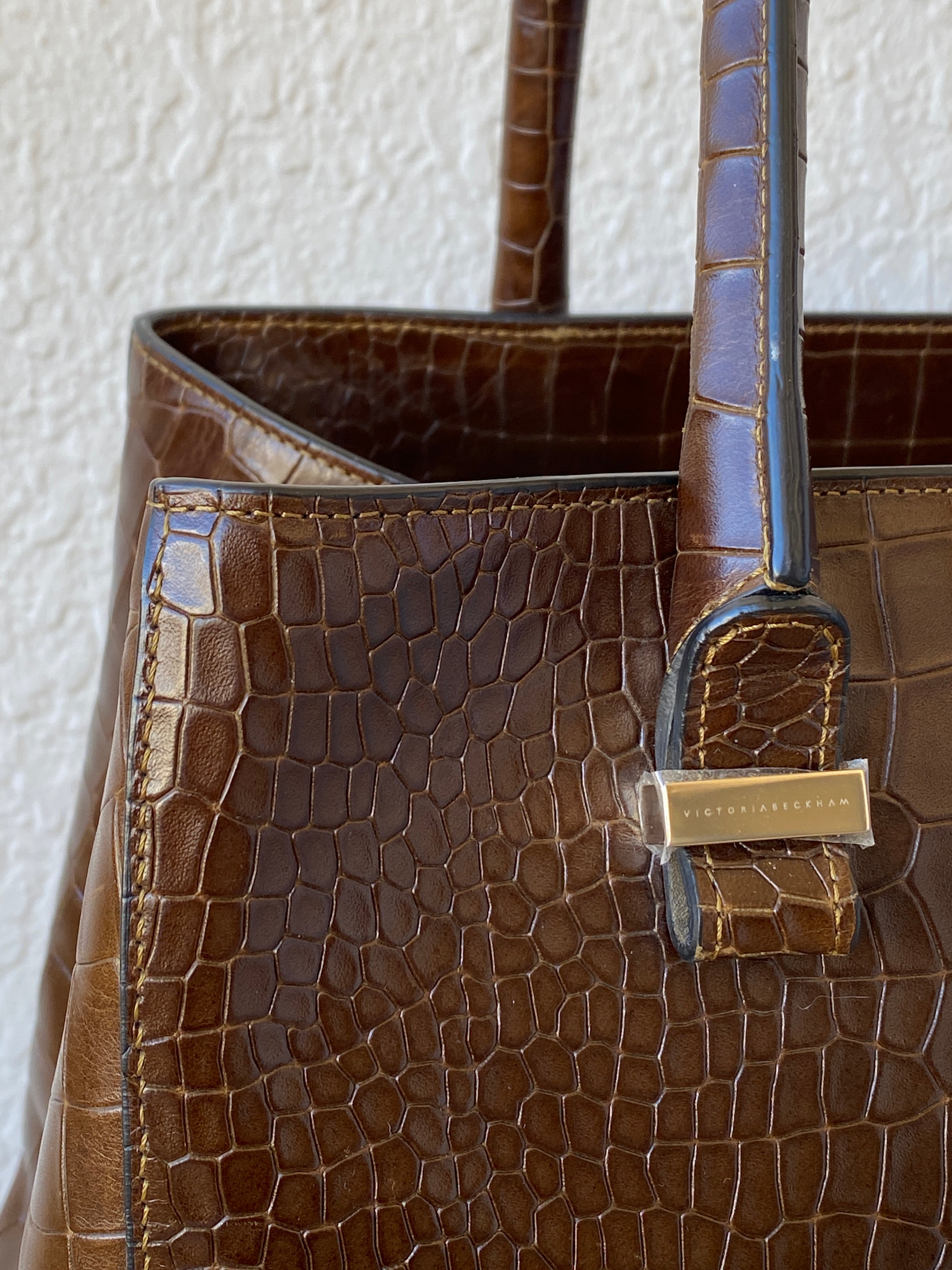 حقيبة فيكتوريا بيكهام كبيرة من الجلد باللون البني الشوكولاتي للنساء بتأثير جلد التمساح