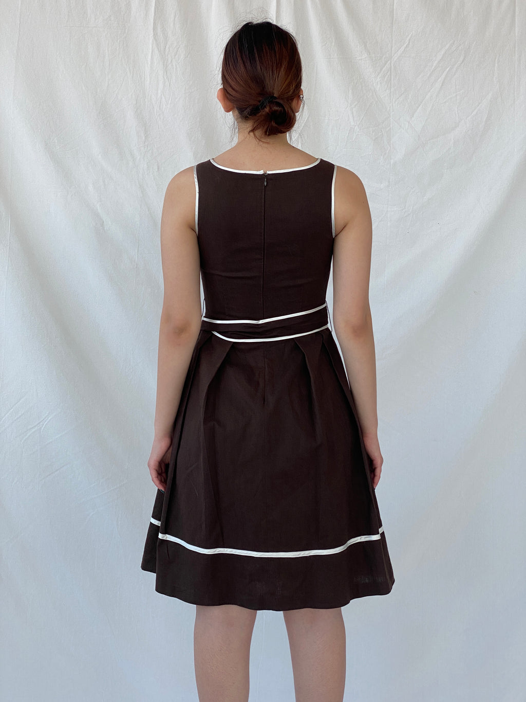 فستان أورساي بني شوكولاتة بدون أكمام متوسط ​​الطول من Y2K مع رباط على الخصر - مقاس صغير