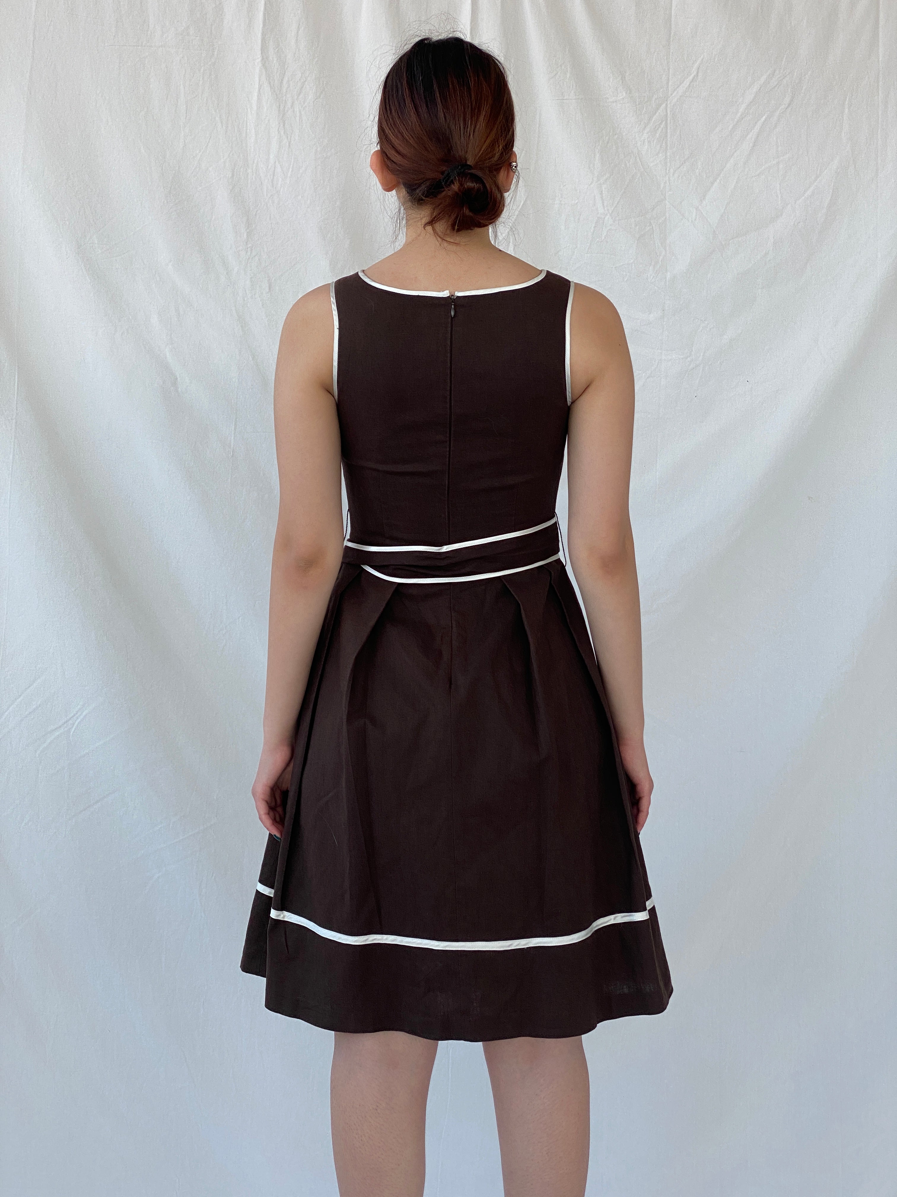 فستان أورساي بني شوكولاتة بدون أكمام متوسط ​​الطول من Y2K مع رباط على الخصر - مقاس صغير