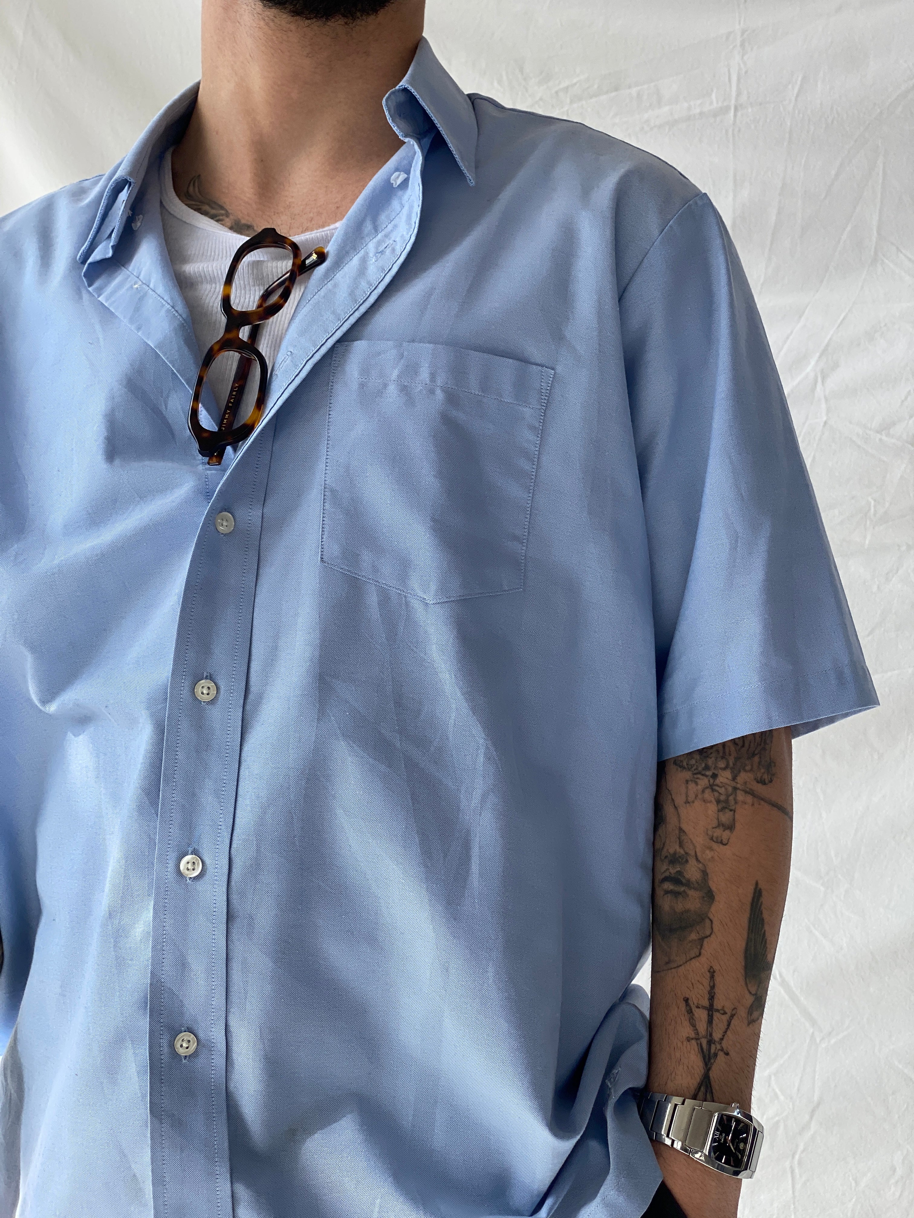 قميص رجالي أزرق بأكمام نصفية من مجموعة 90s Freeds Class Act - مقاس كبير