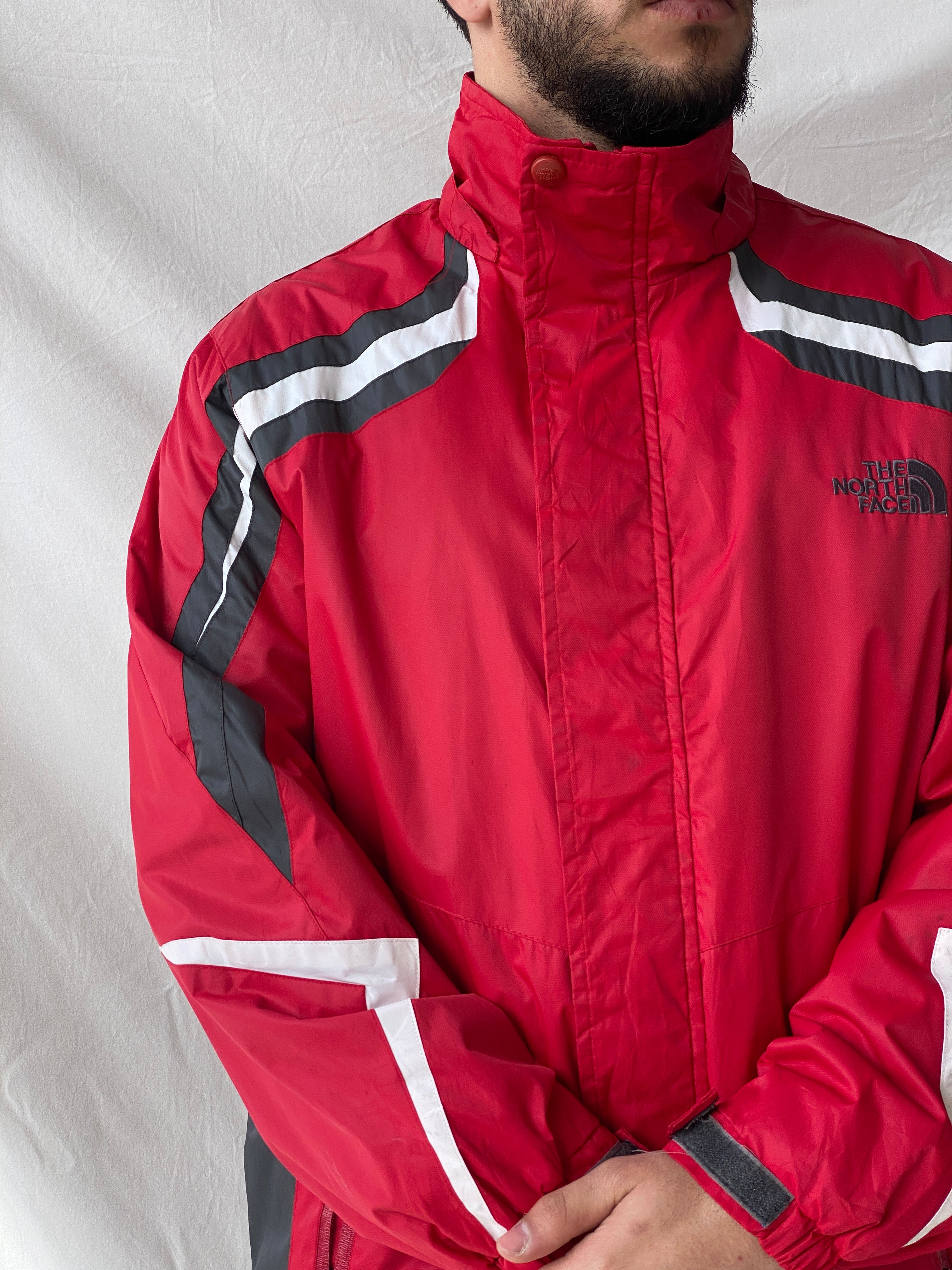 جاكيت رجالي من سلسلة Summit Series باللونين الأحمر والرمادي من The North Face 00s - مقاس XL