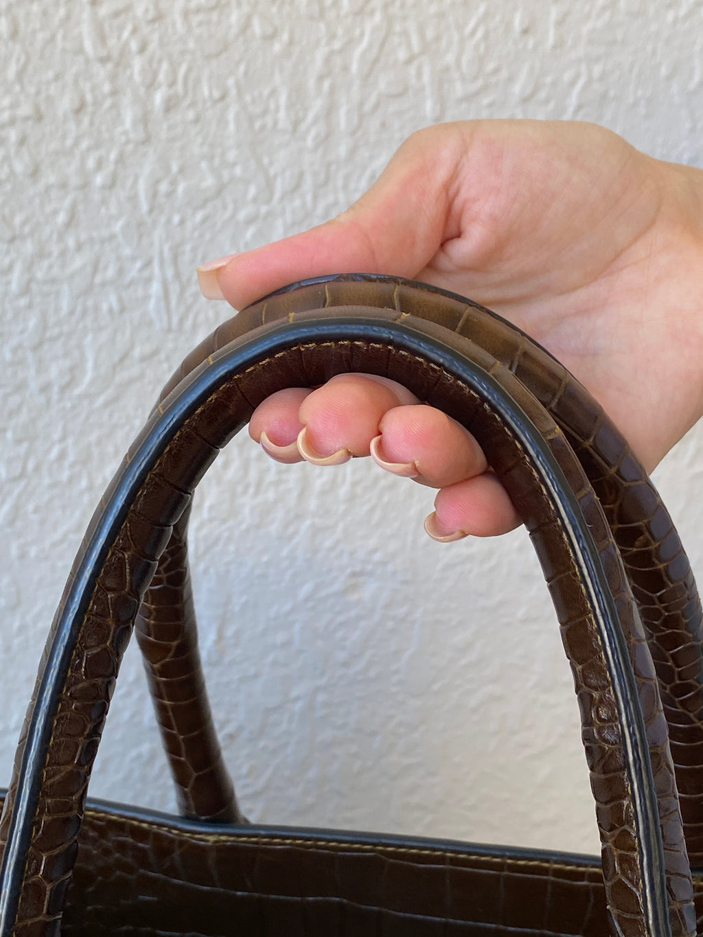 حقيبة فيكتوريا بيكهام كبيرة من الجلد باللون البني الشوكولاتي للنساء بتأثير جلد التمساح