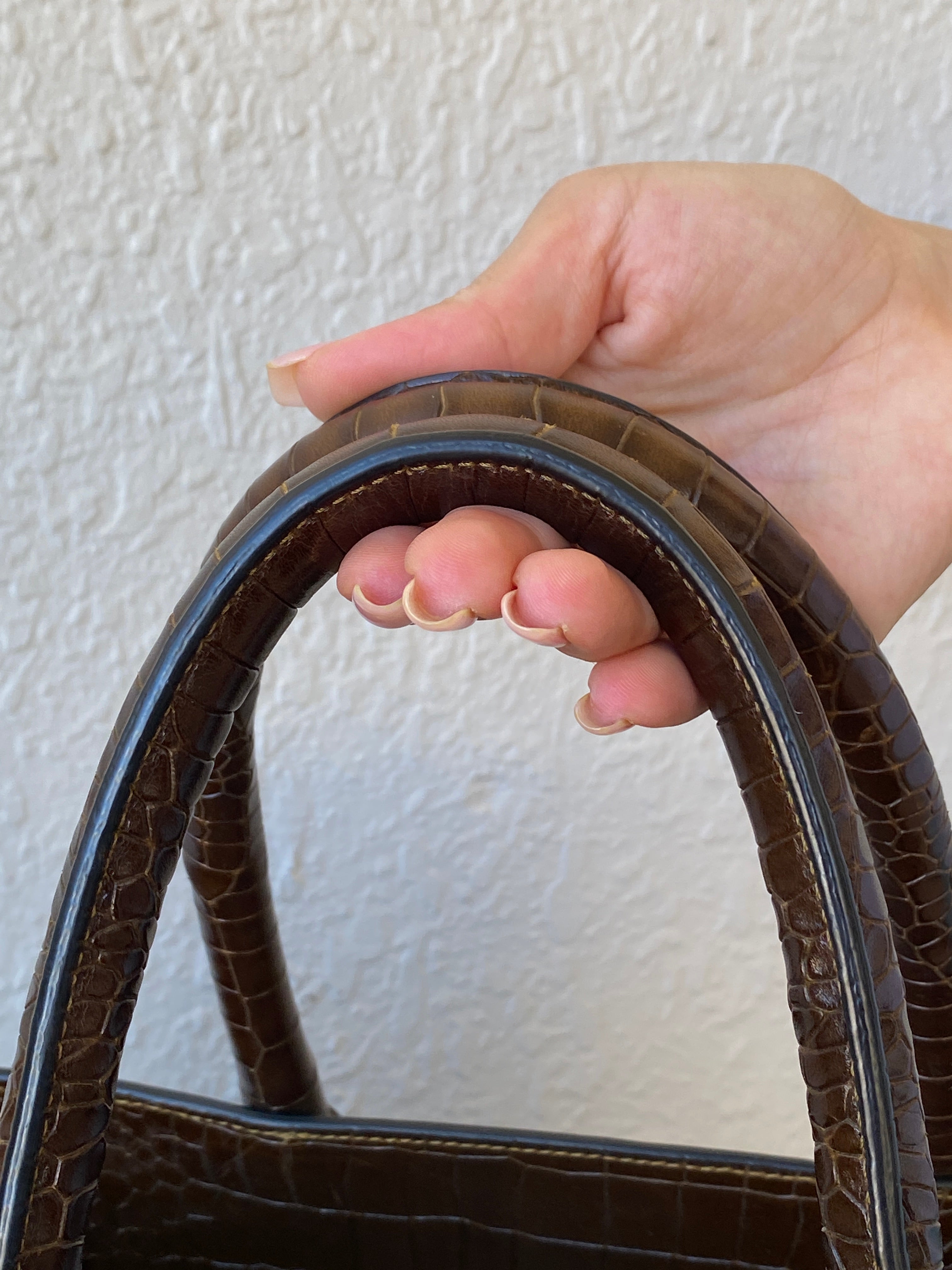 حقيبة فيكتوريا بيكهام كبيرة من الجلد باللون البني الشوكولاتي للنساء بتأثير جلد التمساح