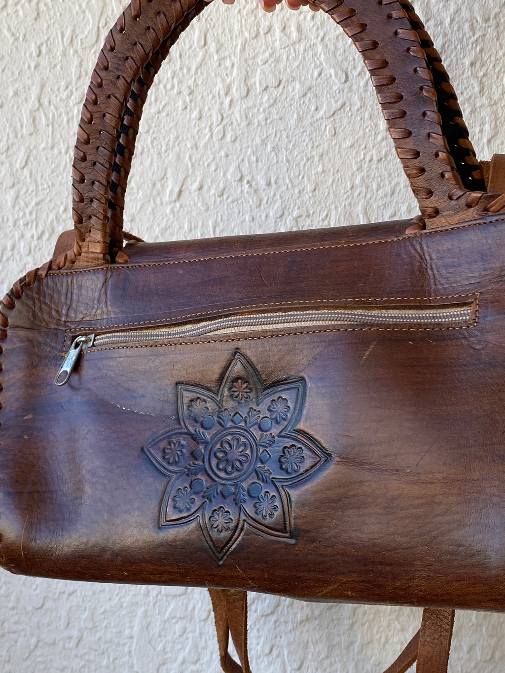 حقيبة كتف من الجلد الأفريقي العتيق، مصنوعة يدويًا، باللون البني، مزينة بنقوش زهرية