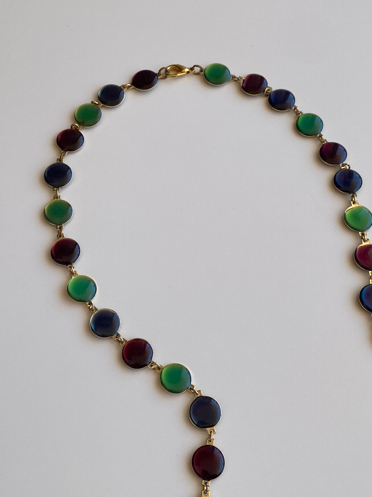 Vintage Double-Sided Green & Burgundy Lucite Disc Long Necklace Vintage Double-Sided Green & Burgundy Lucite Disc Long Necklace