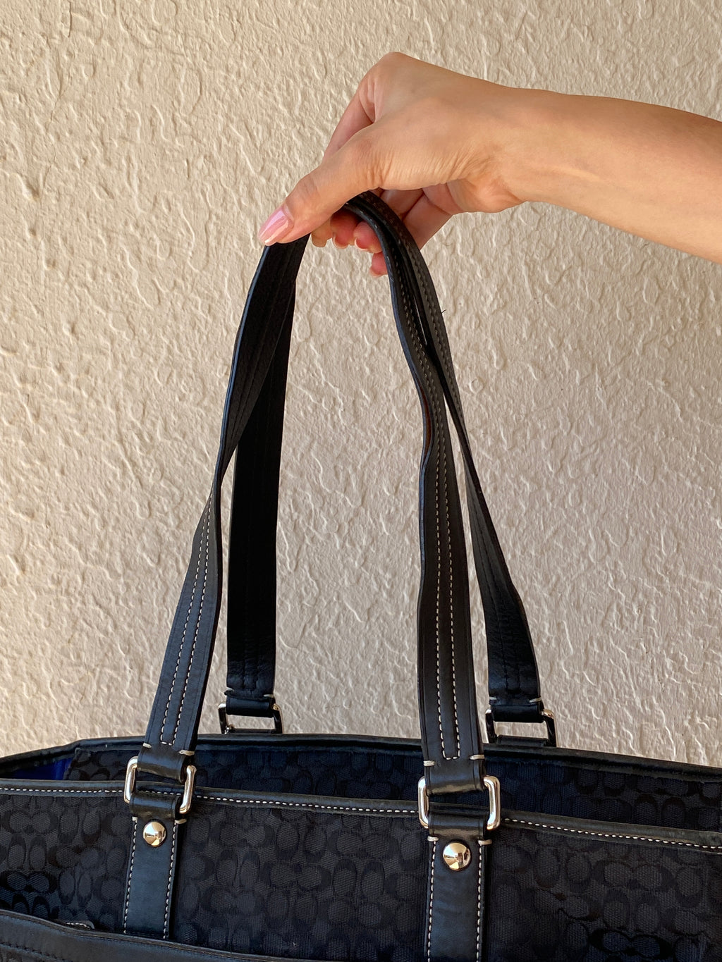 حقيبة كتف نسائية سوداء اللون من Coach Monogram أصلية