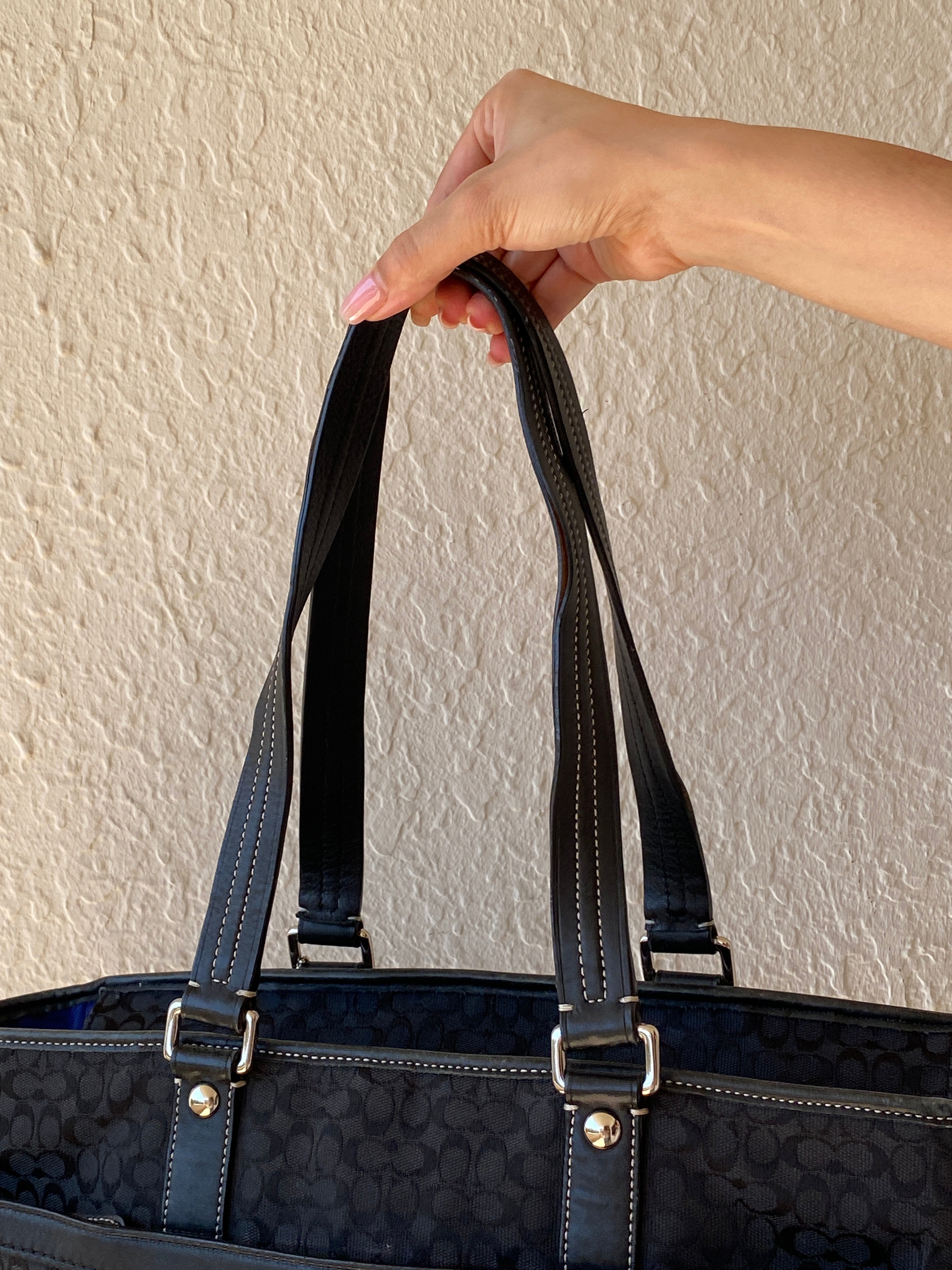 حقيبة كتف نسائية سوداء اللون من Coach Monogram أصلية