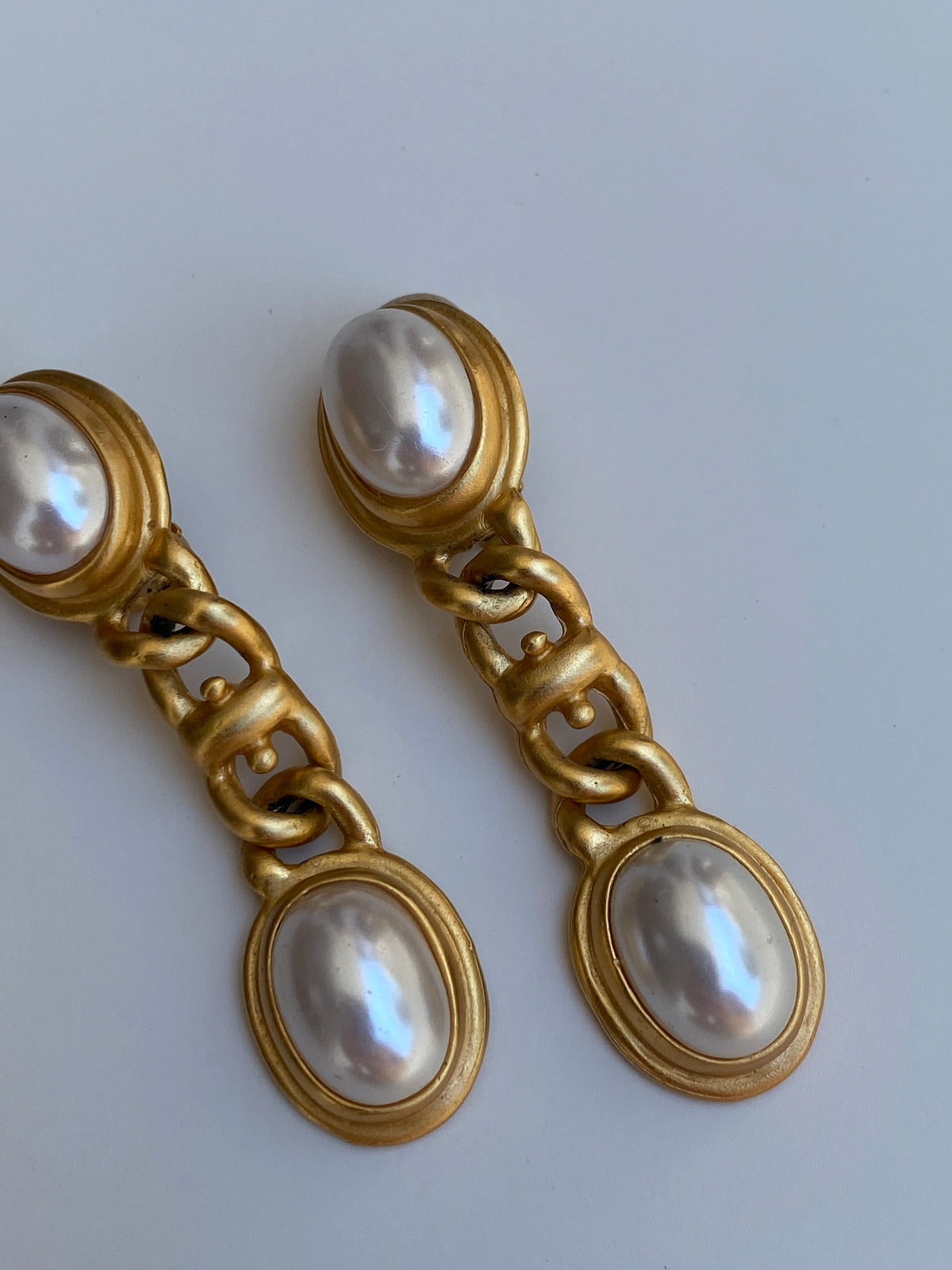 Vintage 1980s C Signed Gold-Tone Faux Pearl Chain Link Clip-On Drop Earrings Vintage 1980s C Signed Gold-Tone Faux Pearl Chain Link Clip-On Drop Earrings