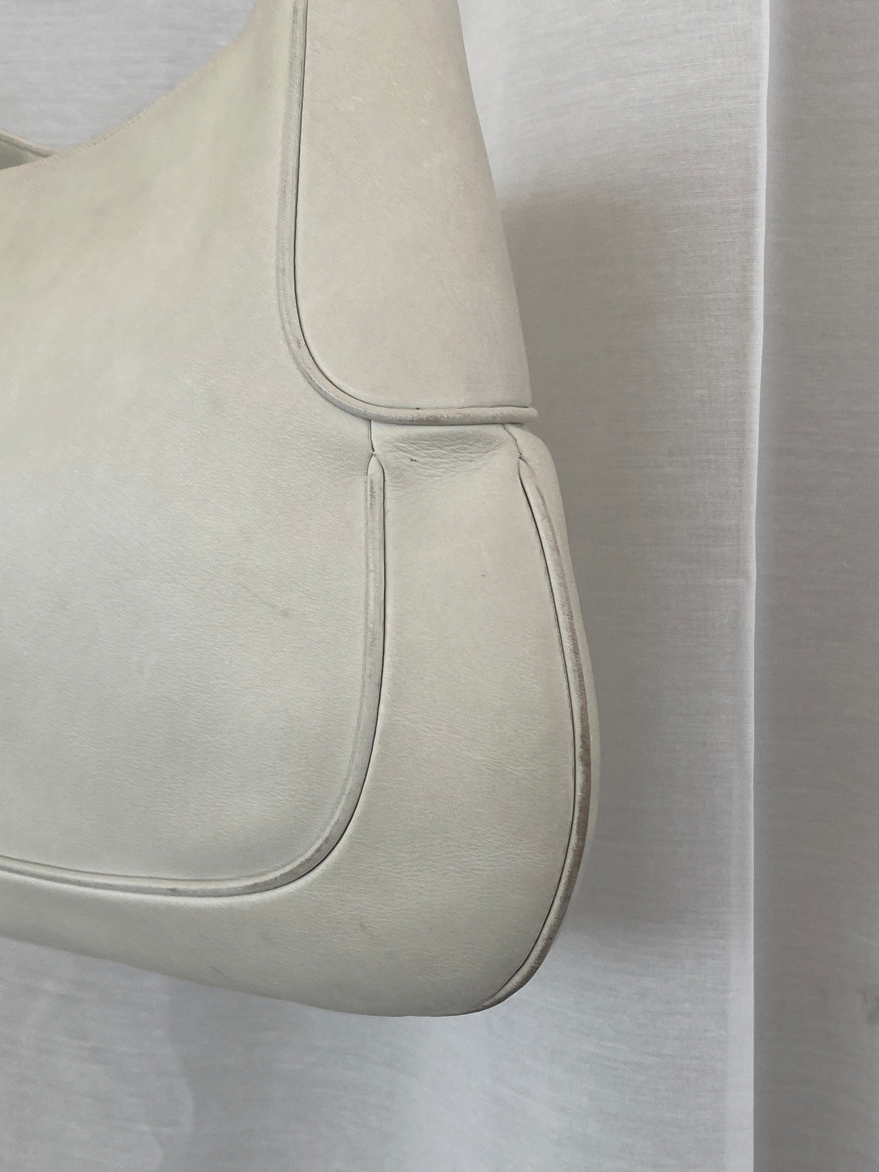 حقيبة كتف بمقبض ذهبي من الجلد الأبيض من تصميم سلفاتوري فيراغامو فينتاج