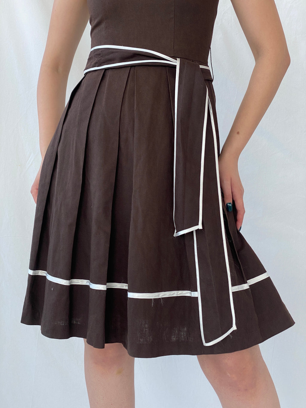 فستان أورساي بني شوكولاتة بدون أكمام متوسط ​​الطول من Y2K مع رباط على الخصر - مقاس صغير