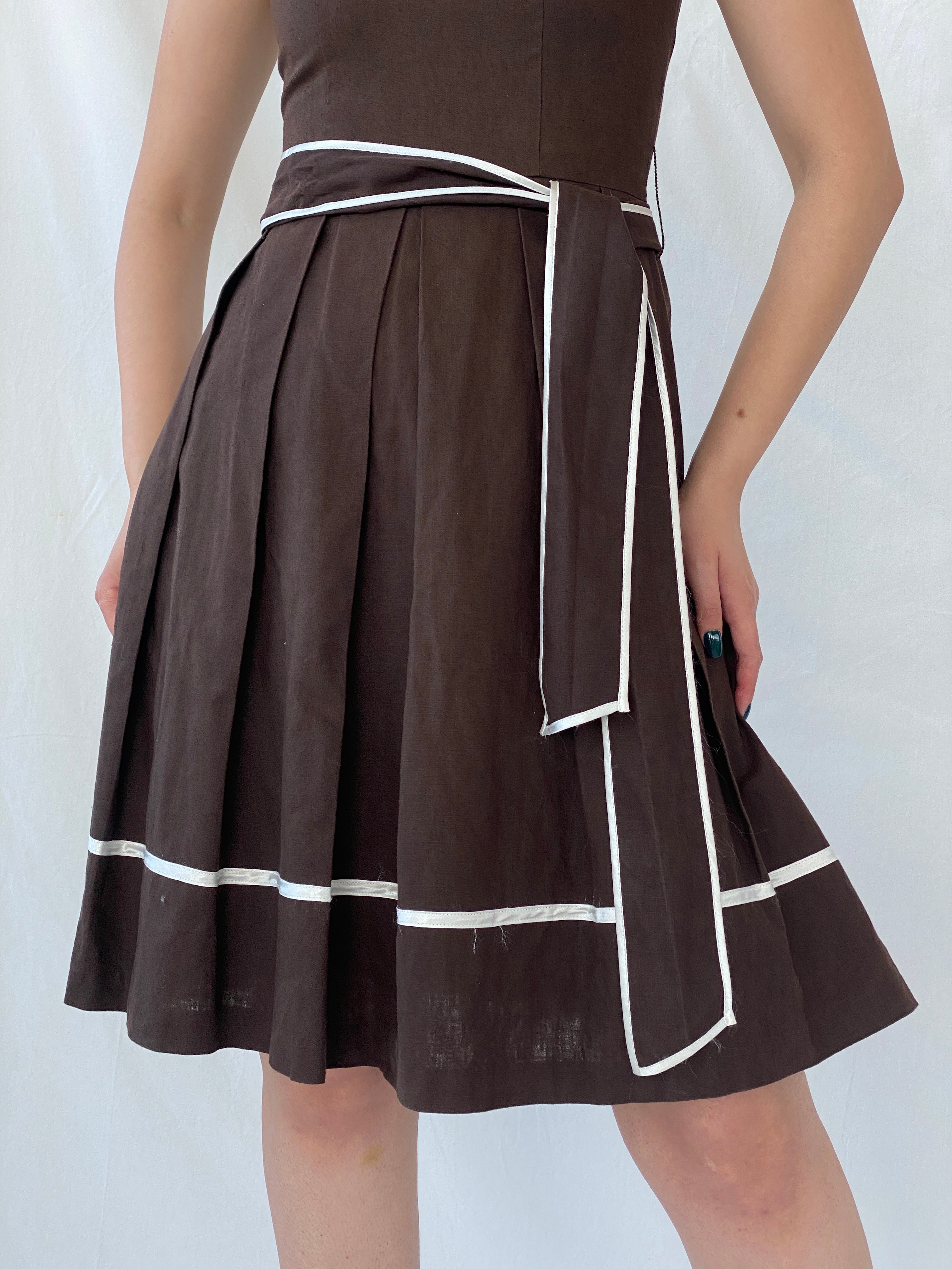 فستان أورساي بني شوكولاتة بدون أكمام متوسط ​​الطول من Y2K مع رباط على الخصر - مقاس صغير