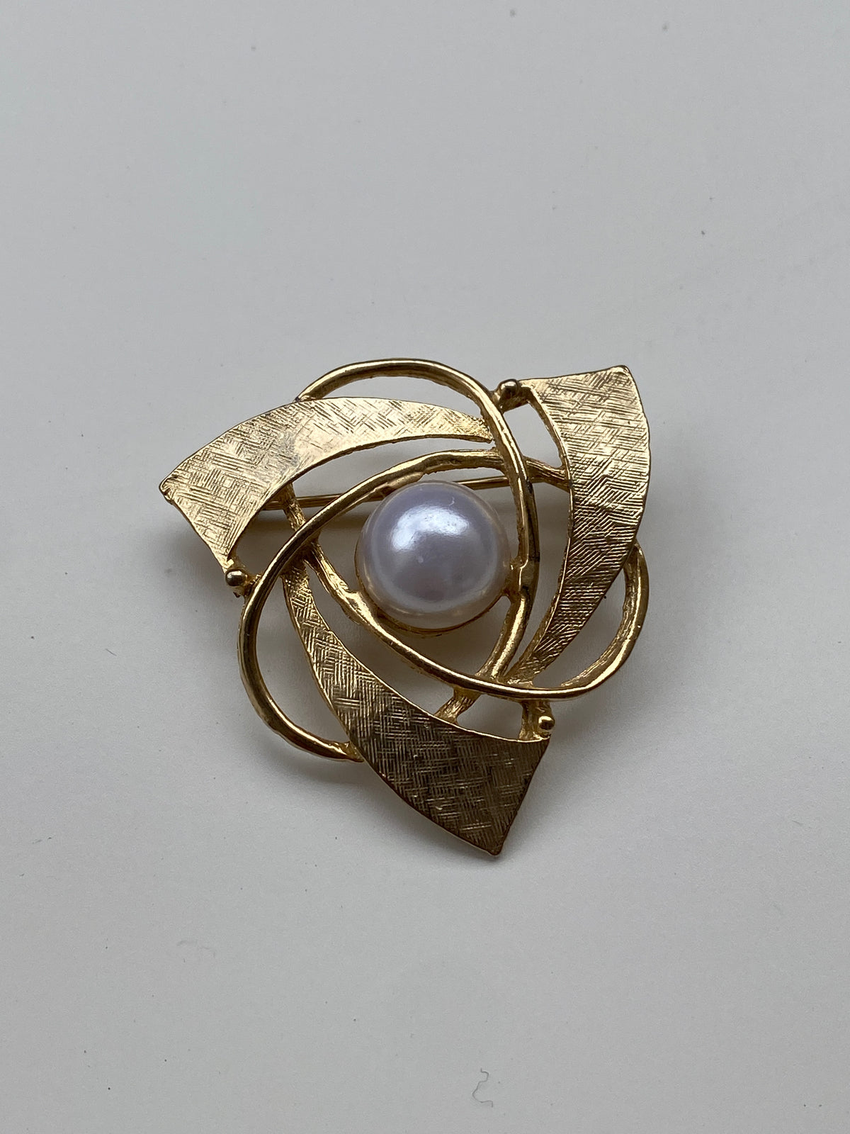 Vintage Gold Tone Abstract Pearl Brooch – Geometric Swirl Statement Pin Vintage Gold Tone Abstract Pearl Brooch – Geometric Swirl Statement Pin