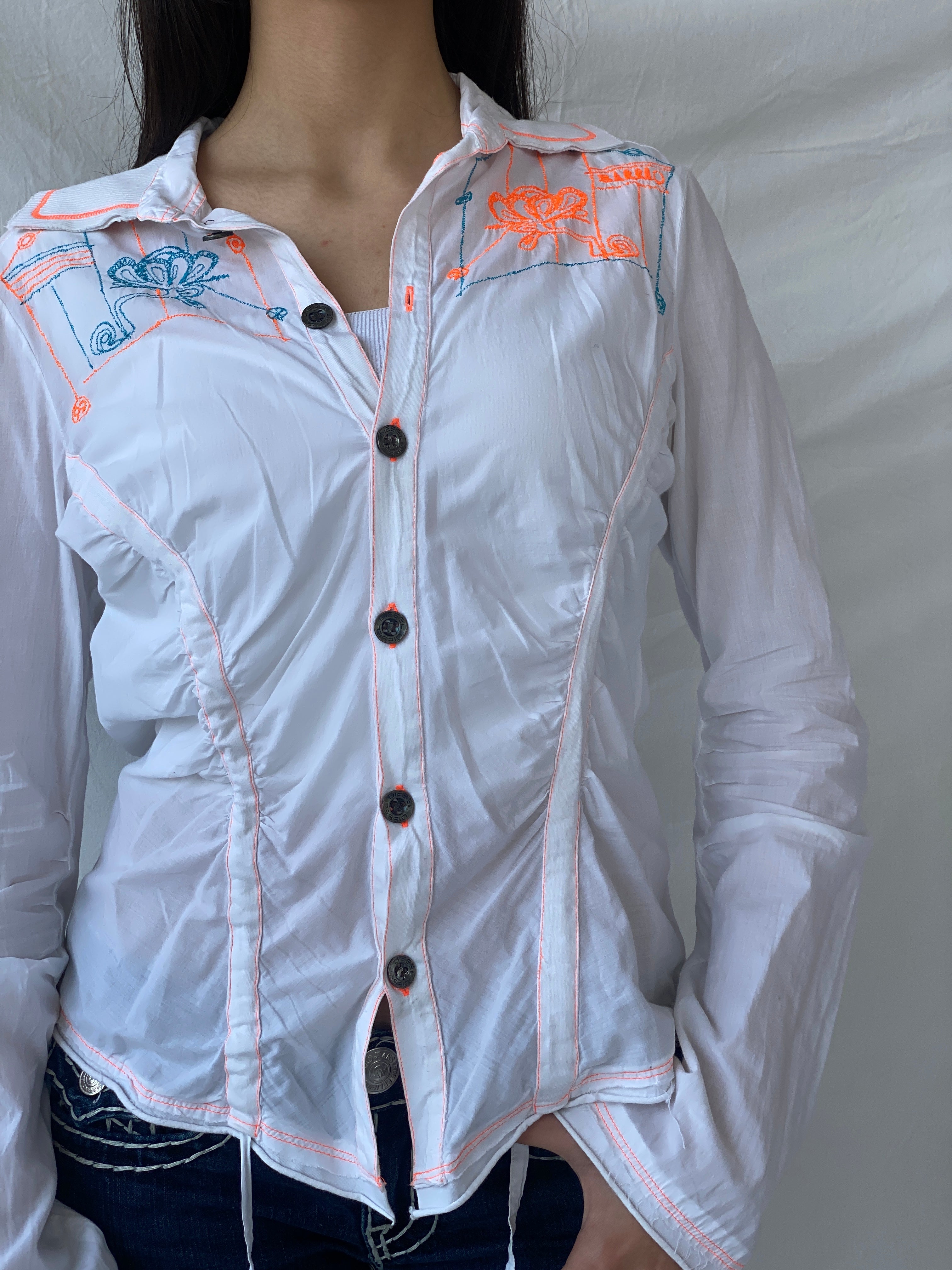 قميص نسائي من Y2K Diesel أبيض مطرز من القطن الشفاف بحواف ملفوفة - مقاس كبير