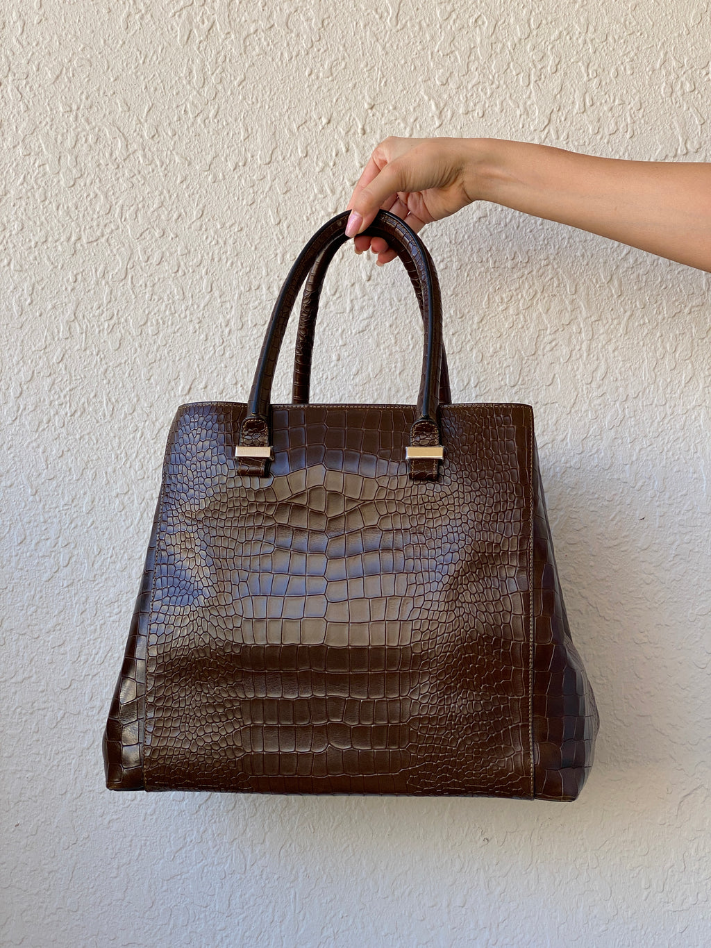 حقيبة فيكتوريا بيكهام كبيرة من الجلد باللون البني الشوكولاتي للنساء بتأثير جلد التمساح