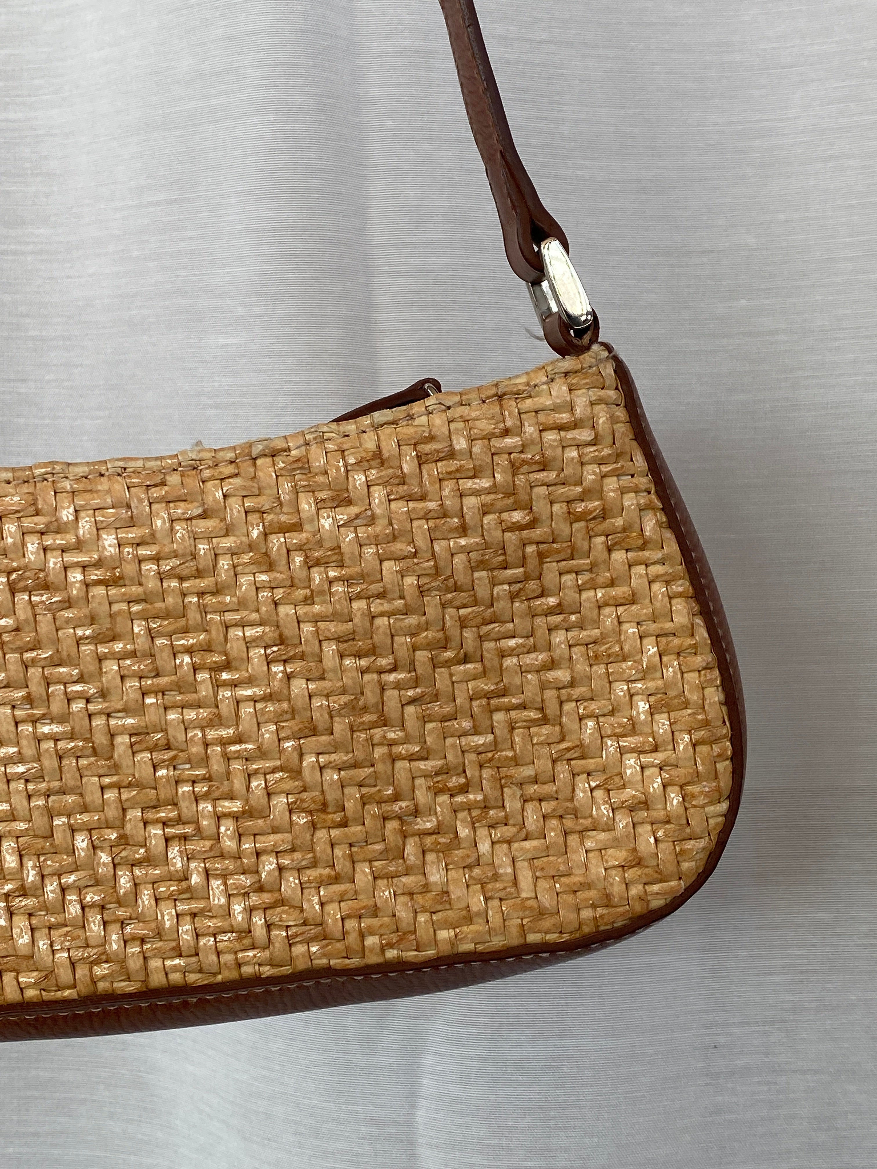 حقيبة كتف ليز كلايبورن من التسعينيات بتصميم عام 2000، مصنوعة من خوص الرافيا المنسوج