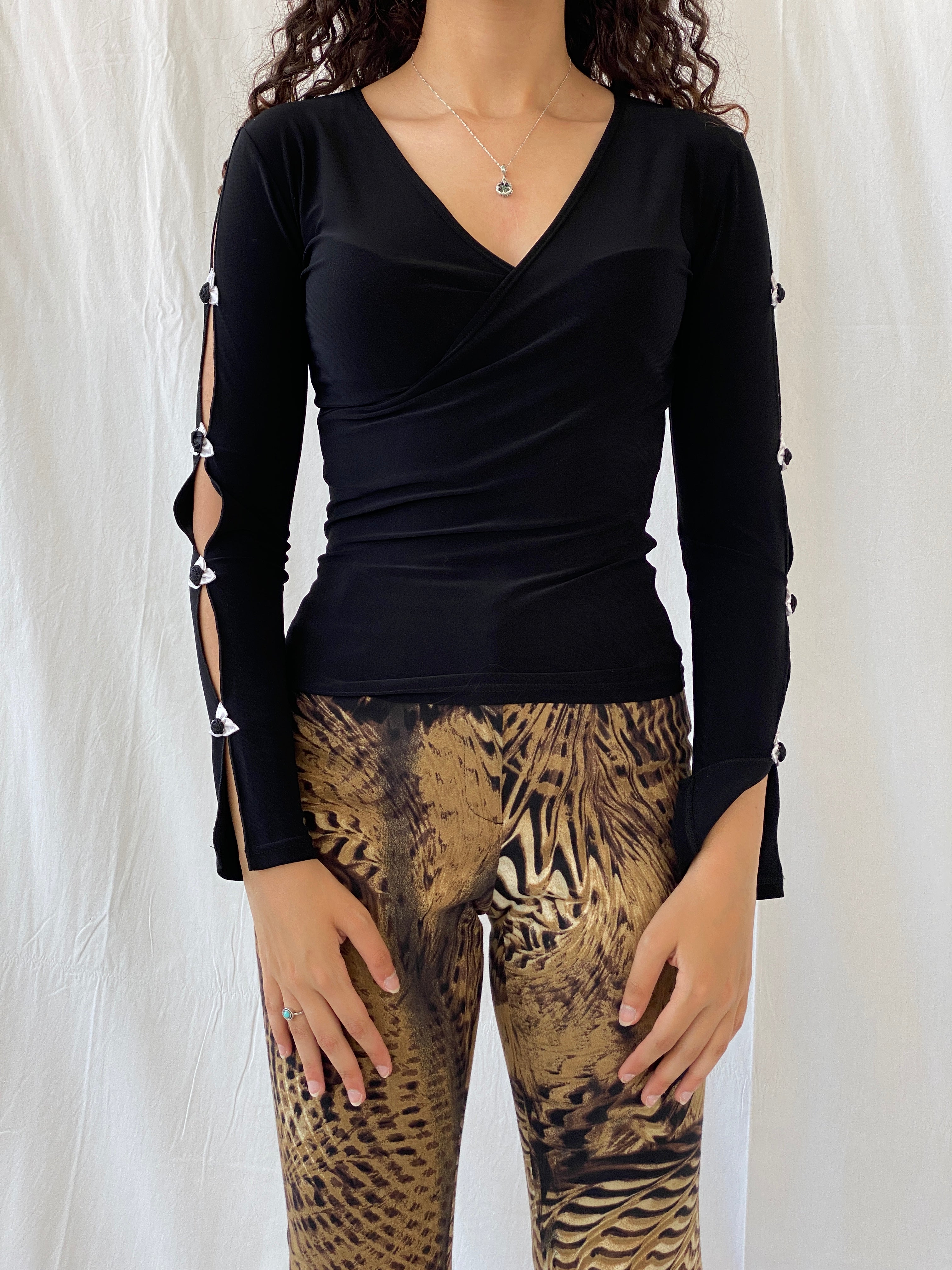 بلوزة أنستازيا رومانسية كلاسيكية من عام 2000 بأكمام مقصوصة وتفاصيل زهور - مقاس صغير