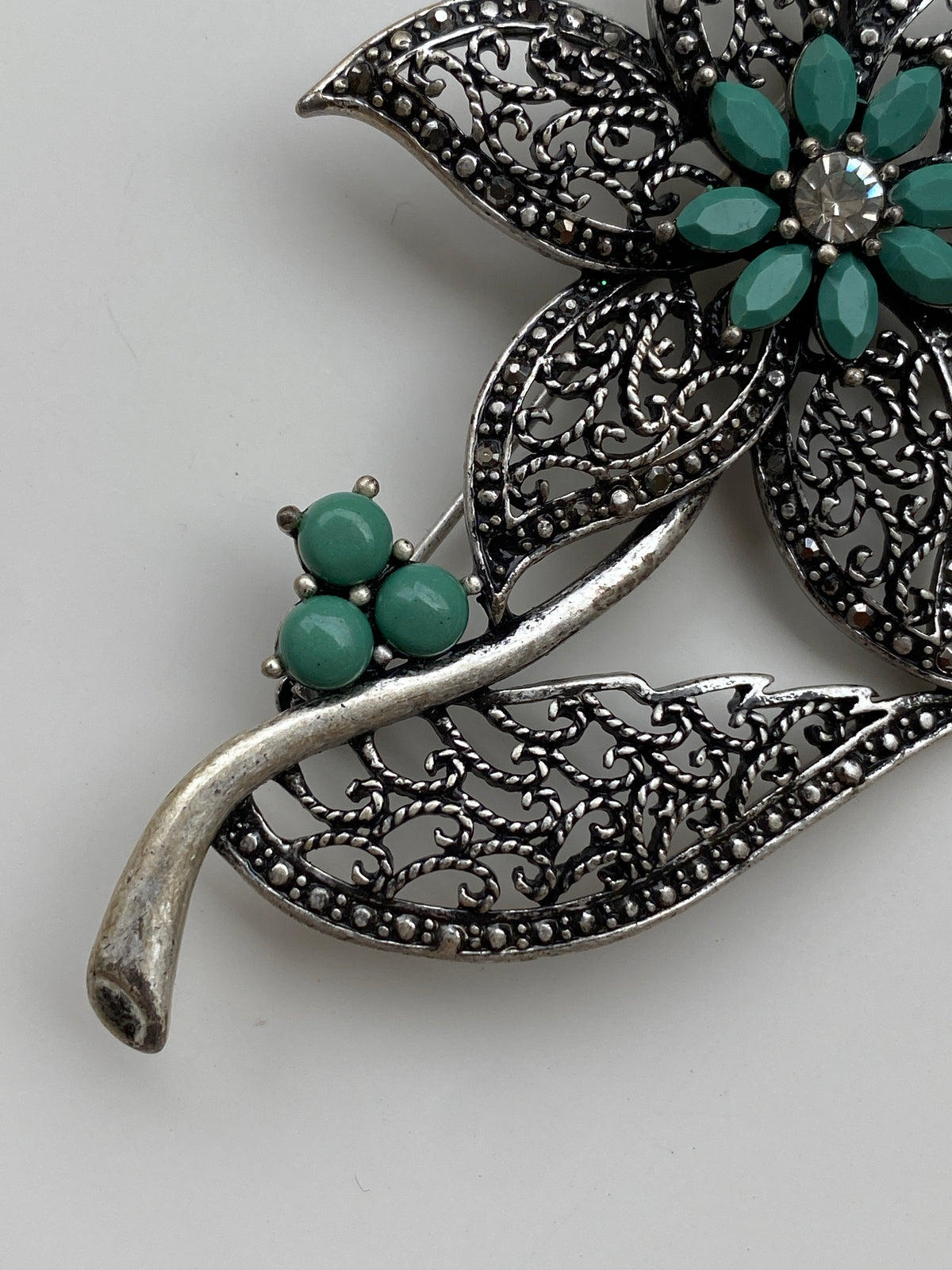 Vintage Silver Tone Filigree Flower Brooch with Green Stones – Ornate Floral Statement Pin Vintage Silver Tone Filigree Flower Brooch with Green Stones – Ornate Floral Statement Pin