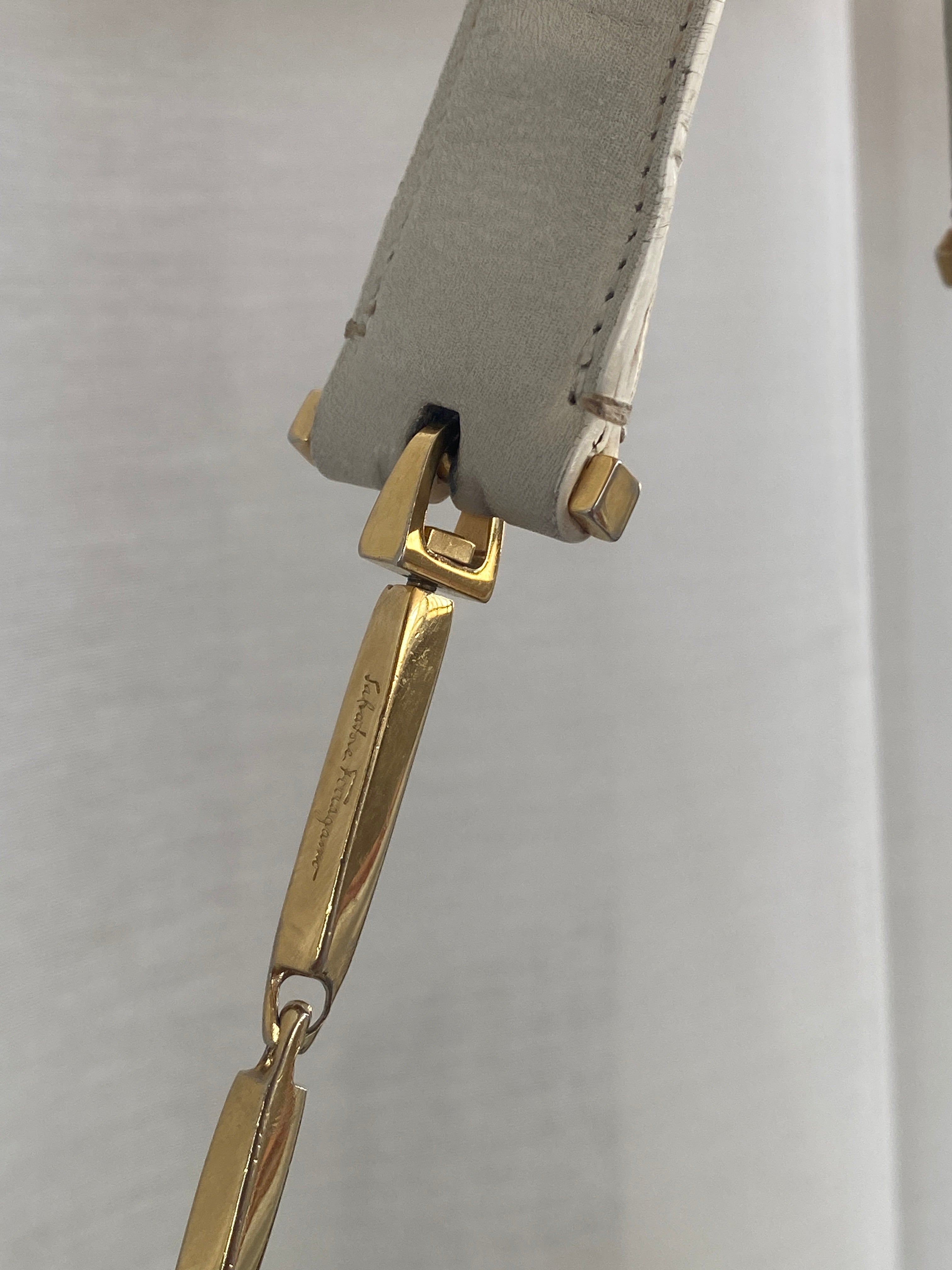 حقيبة كتف بمقبض ذهبي من الجلد الأبيض من تصميم سلفاتوري فيراغامو فينتاج