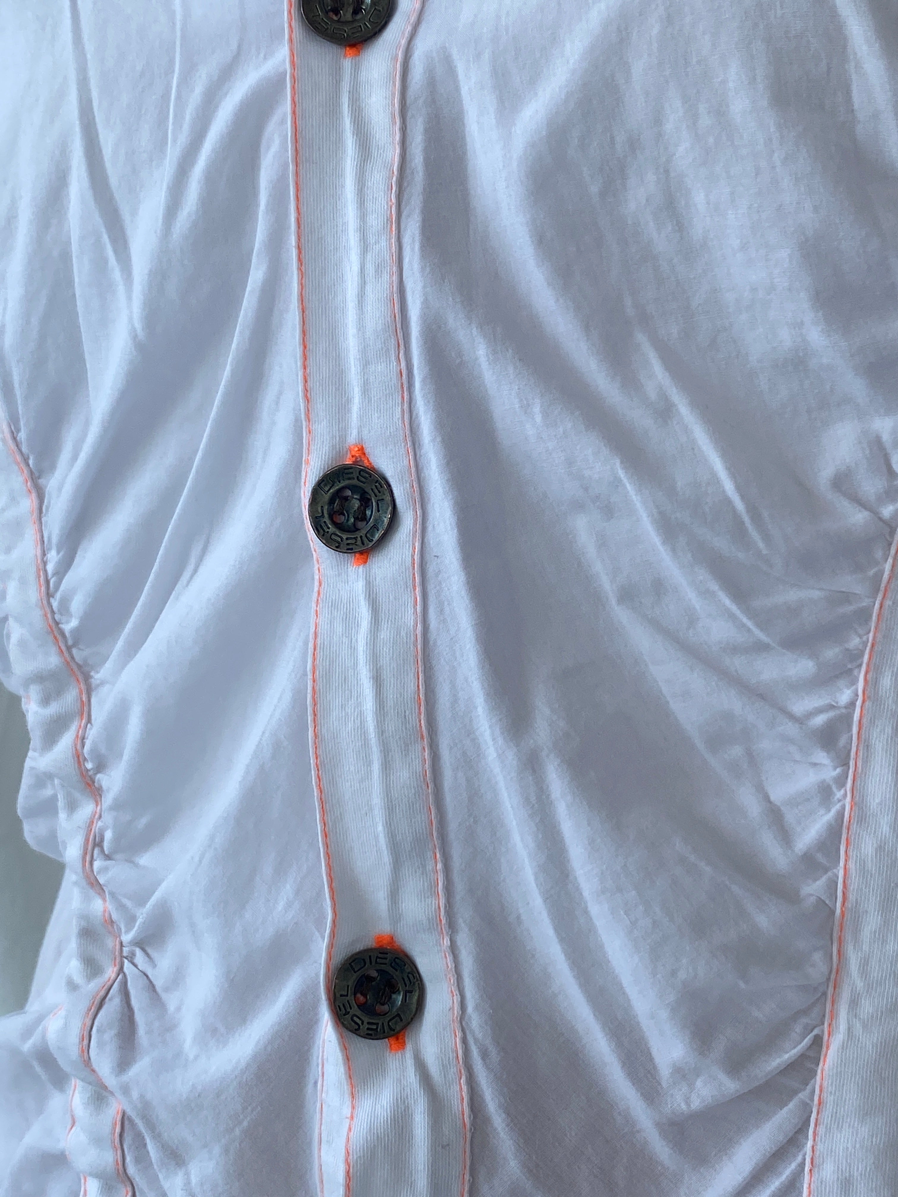 قميص نسائي من Y2K Diesel أبيض مطرز من القطن الشفاف بحواف ملفوفة - مقاس كبير