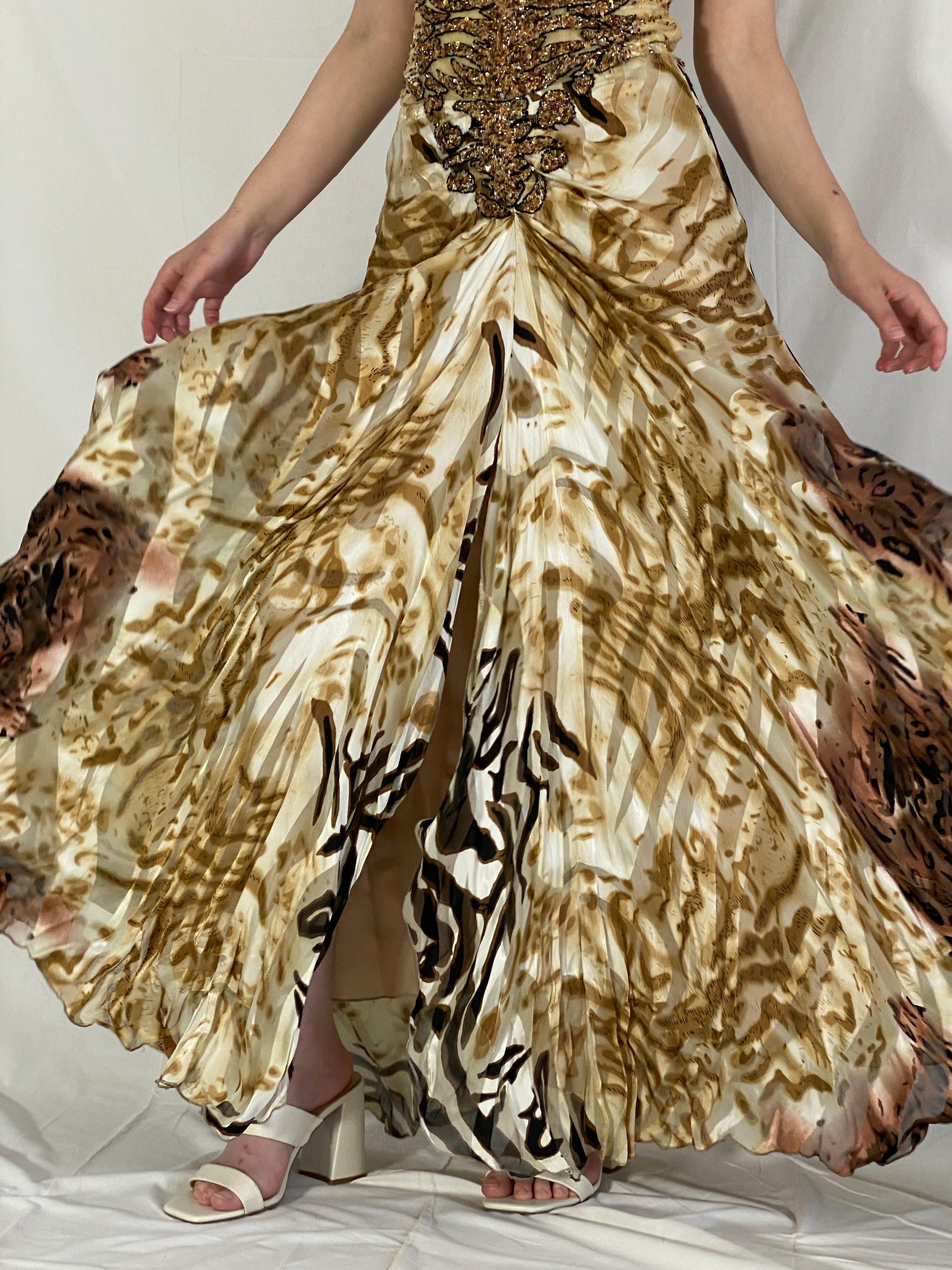 فستان سهرة هالتر مطبوع عليه حيوانات من مجموعة الرجاء كوتور Y2K، مزين بالخرز، على طراز روبرتو كافالي - مقاس صغير