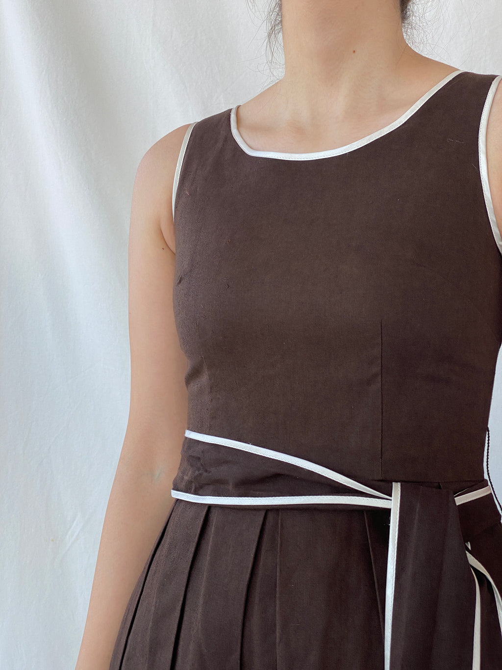 فستان أورساي بني شوكولاتة بدون أكمام متوسط ​​الطول من Y2K مع رباط على الخصر - مقاس صغير