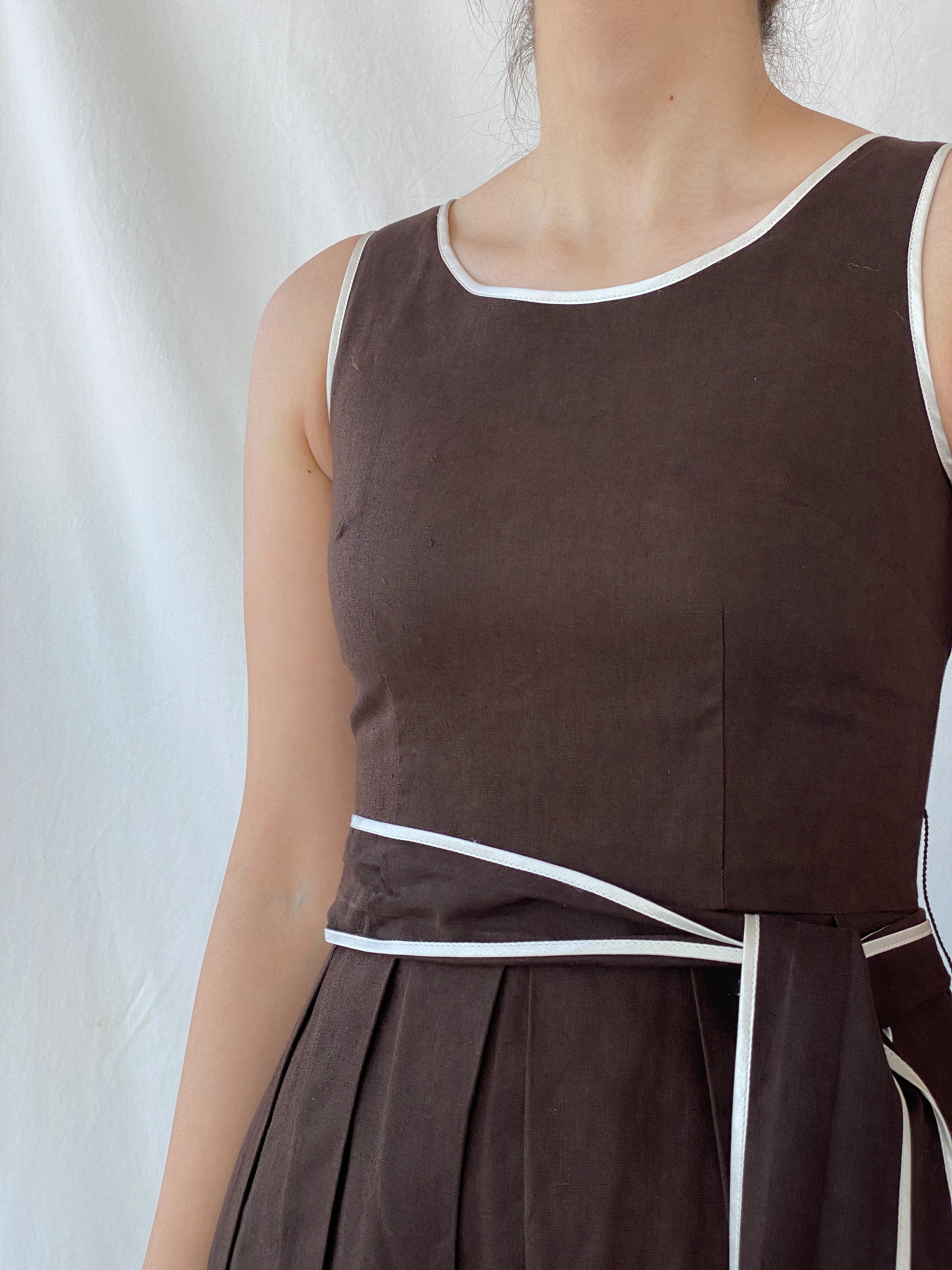 فستان أورساي بني شوكولاتة بدون أكمام متوسط ​​الطول من Y2K مع رباط على الخصر - مقاس صغير