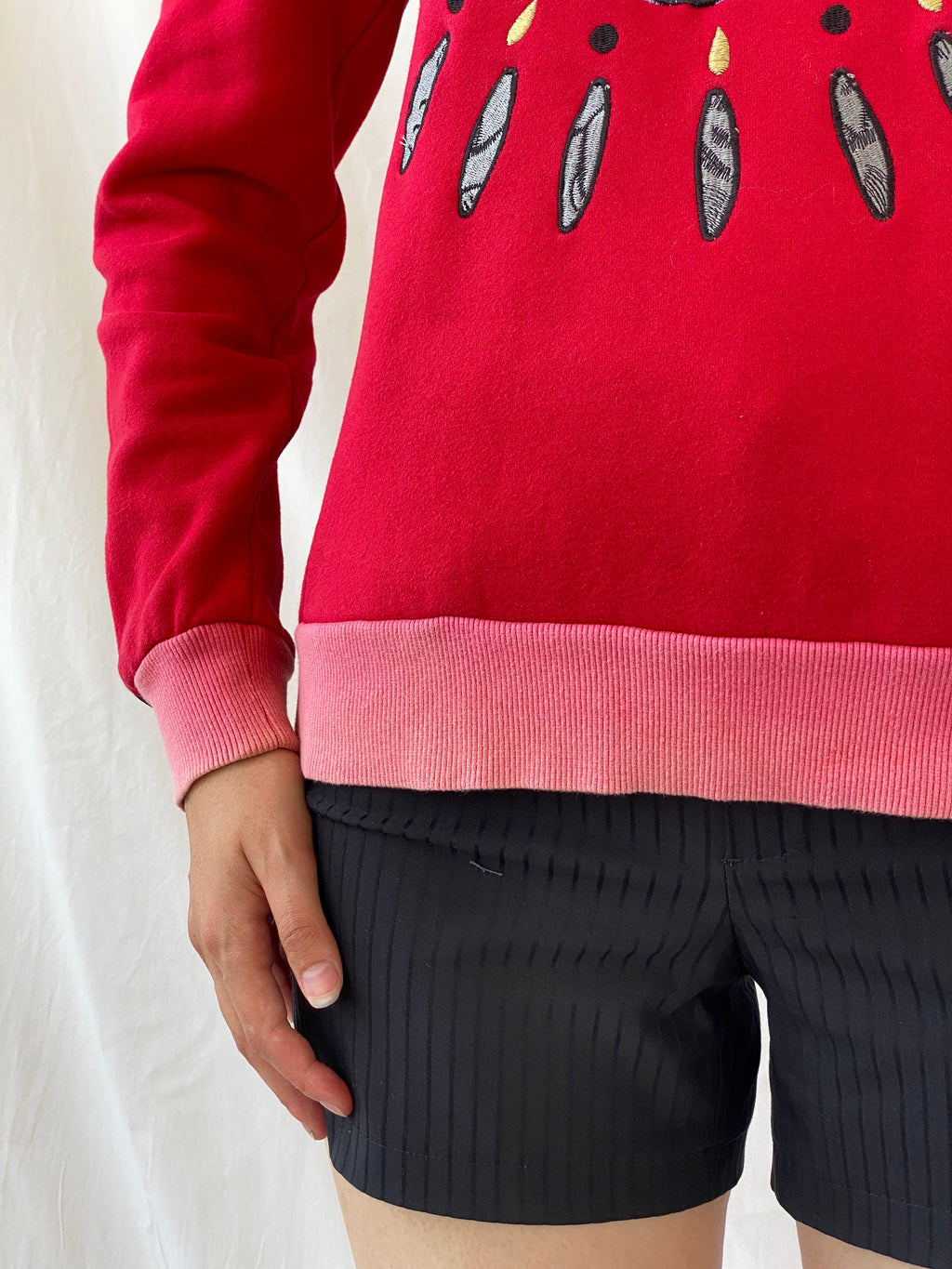 سترة كينزو باريس الحمراء من الصوف بطبعة عين، بياقة دائرية، قطن، مقاس صغير