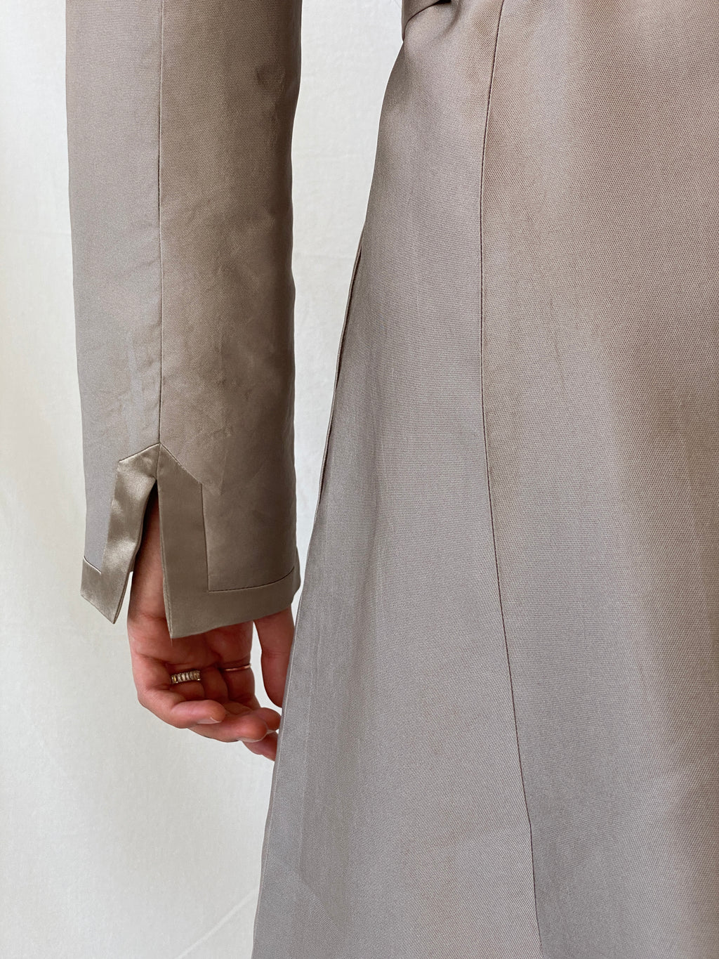 معطف ترنش حريري أنيق من أماندا واكلي - متوسط