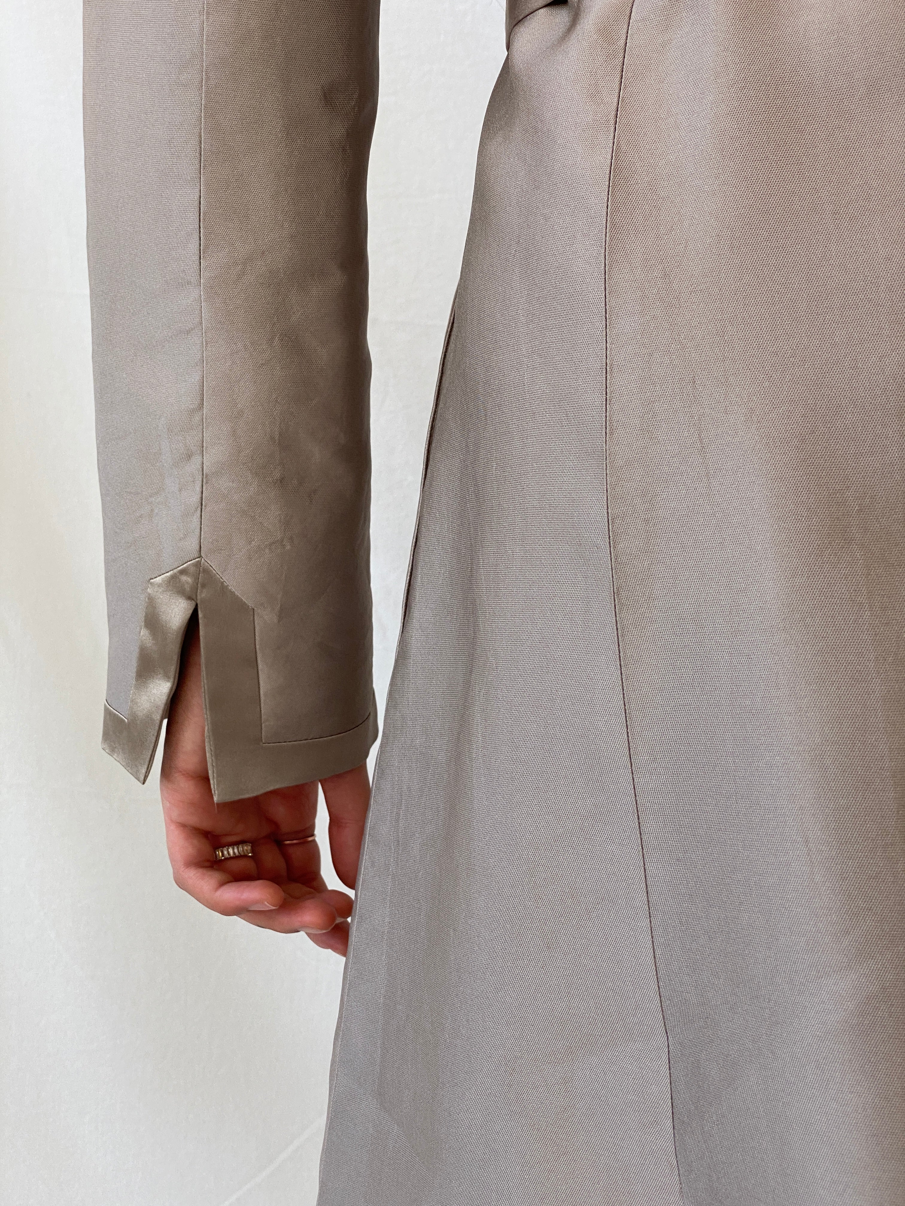 معطف ترنش حريري أنيق من أماندا واكلي - متوسط