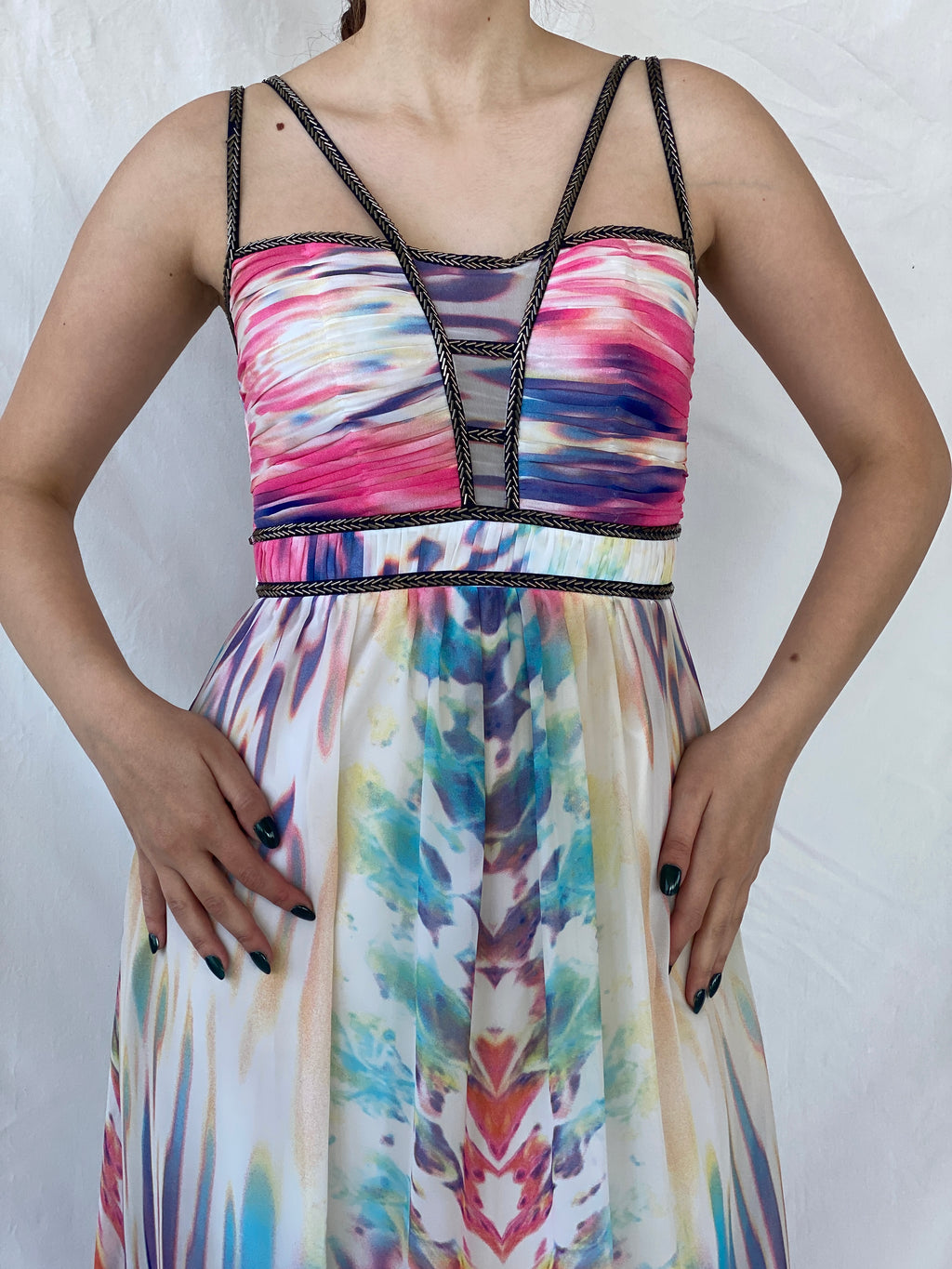 فستان ماكسي مائي مطرز بالخرز من NWT Little Mistress London - مقاس M