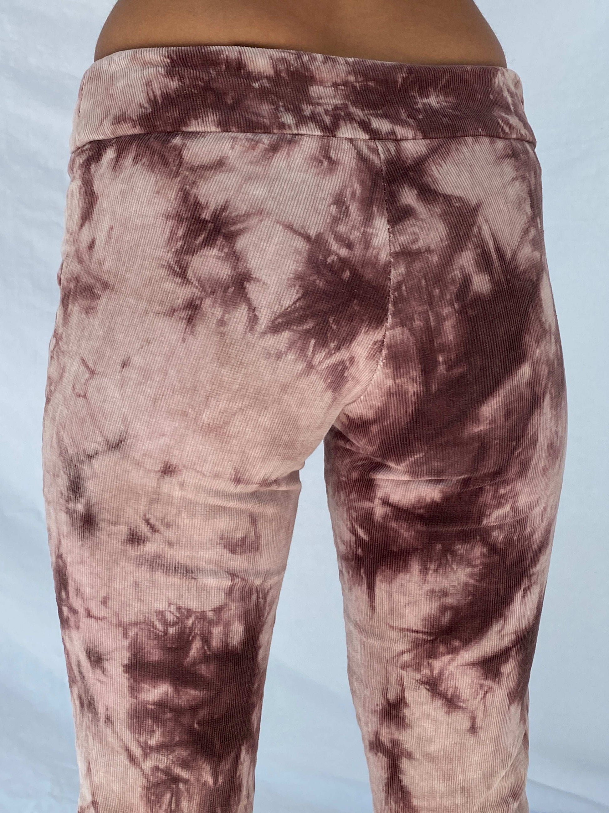 بنطلون مخملي منخفض الخصر من مجموعة Vintage Necessary Object بتصميم Tie-dye بنطلون مخملي منخفض الخصر من مجموعة Vintage Necessary Object بتصميم Tie-dye