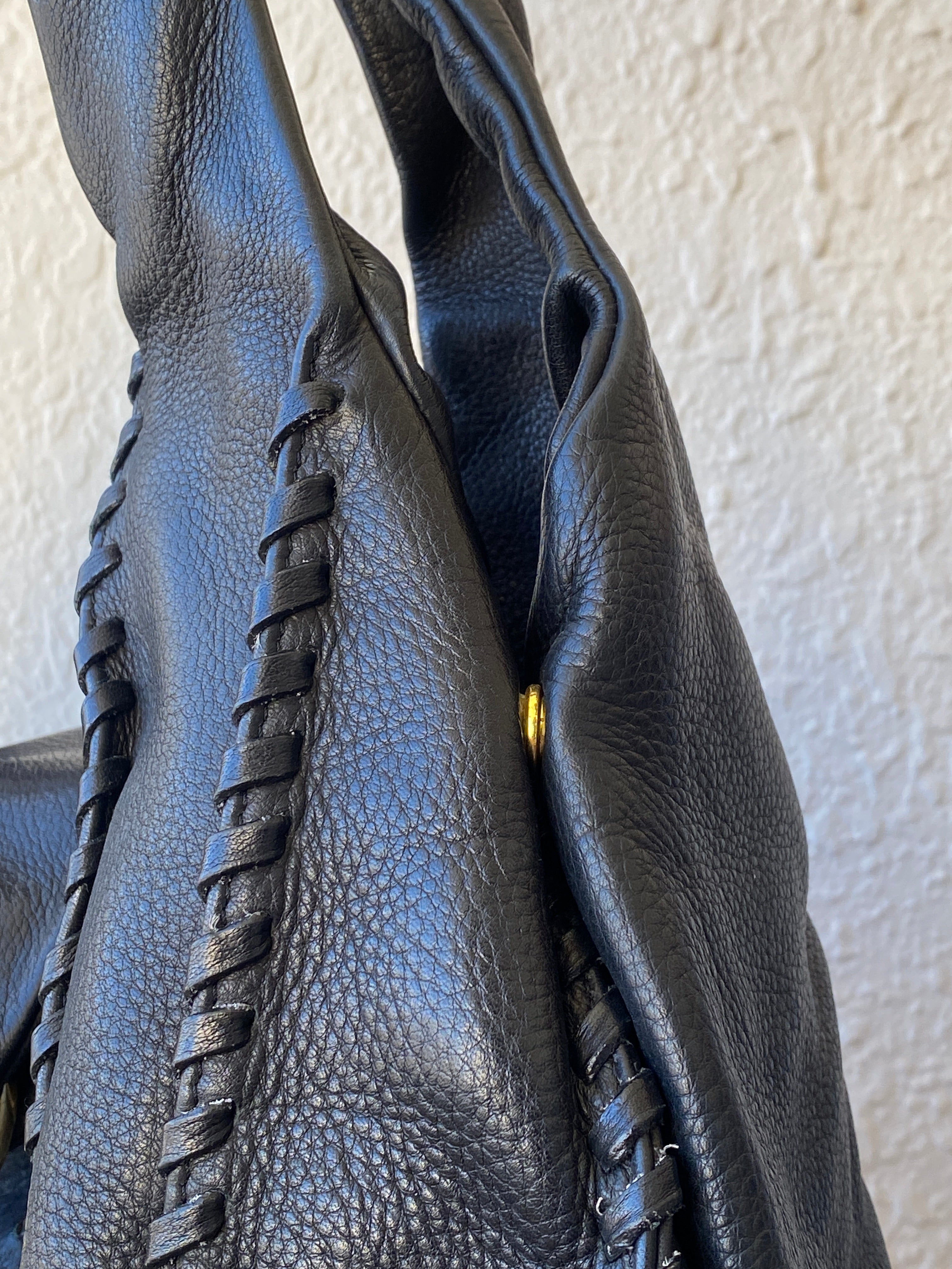 حقيبة كتف جيمي تشو هوبو كبيرة من الجلد المزخرف باللون الأسود