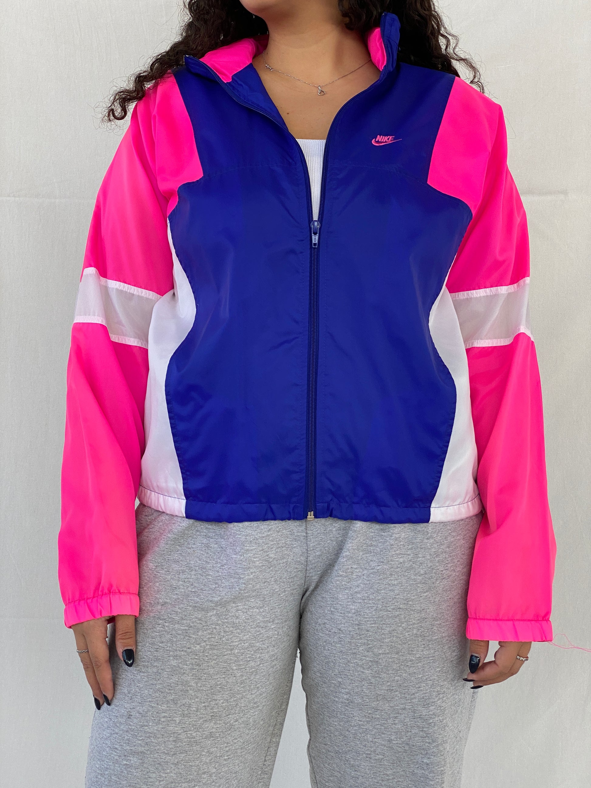 جاكيت رياضي نسائي من Nike باللونين الأزرق والوردي - مقاس متوسط جاكيت رياضي نسائي من Nike باللونين الأزرق والوردي - مقاس متوسط