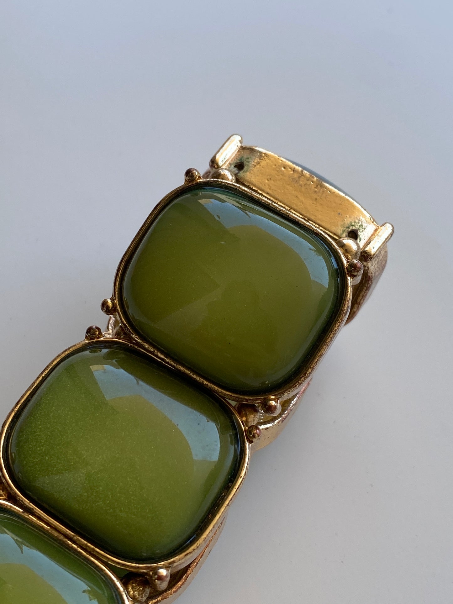 Vintage Y2K Olive Green Lucite Cabochon Gold-Tone Stretch Statement Bracelet