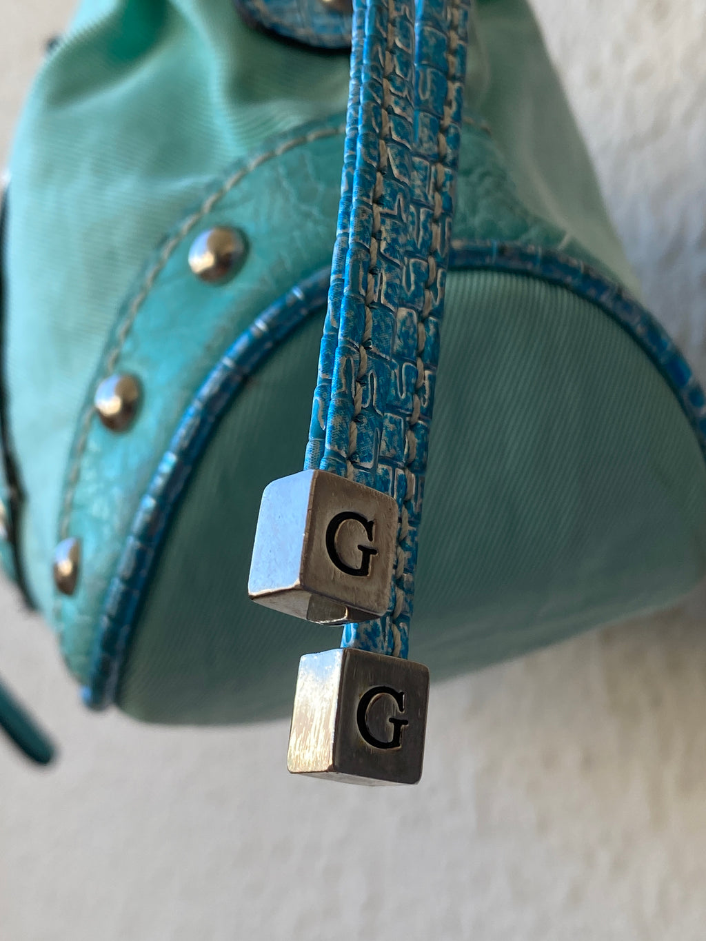 حقيبة ساتشيل فيروزية عتيقة من Guess Y2K مع شعار G وأجزاء معدنية وحواف مرصعة بالمسامير