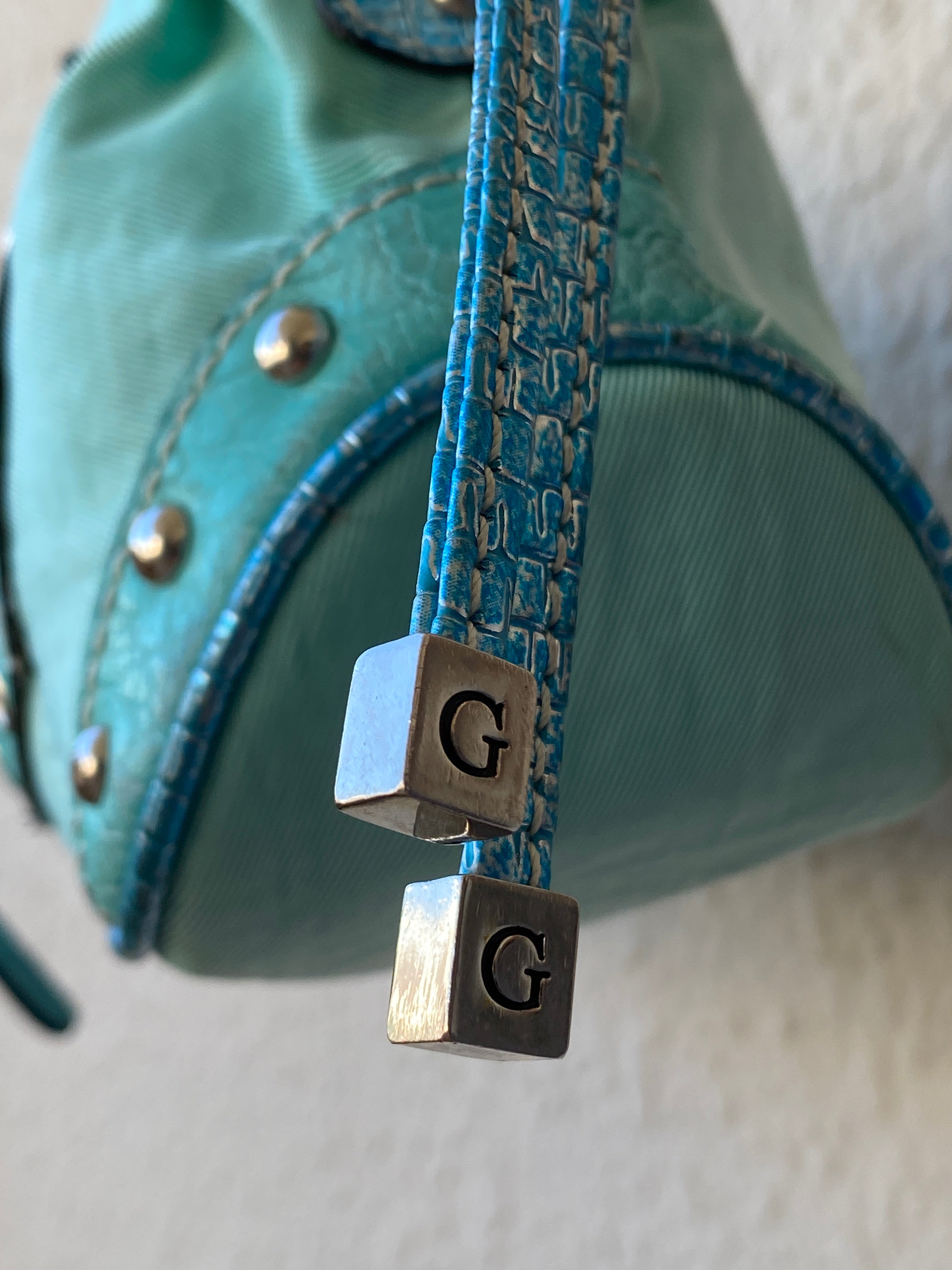 حقيبة ساتشيل فيروزية عتيقة من Guess Y2K مع شعار G وأجزاء معدنية وحواف مرصعة بالمسامير