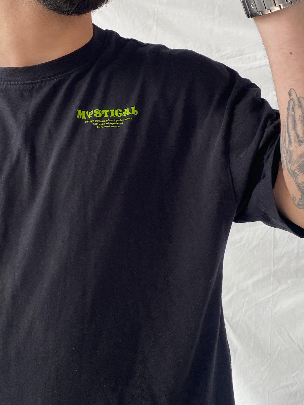 تي شيرت رجالي أسود مطبوع عليه رسومات غامضة من بيرشكا - مقاس متوسط