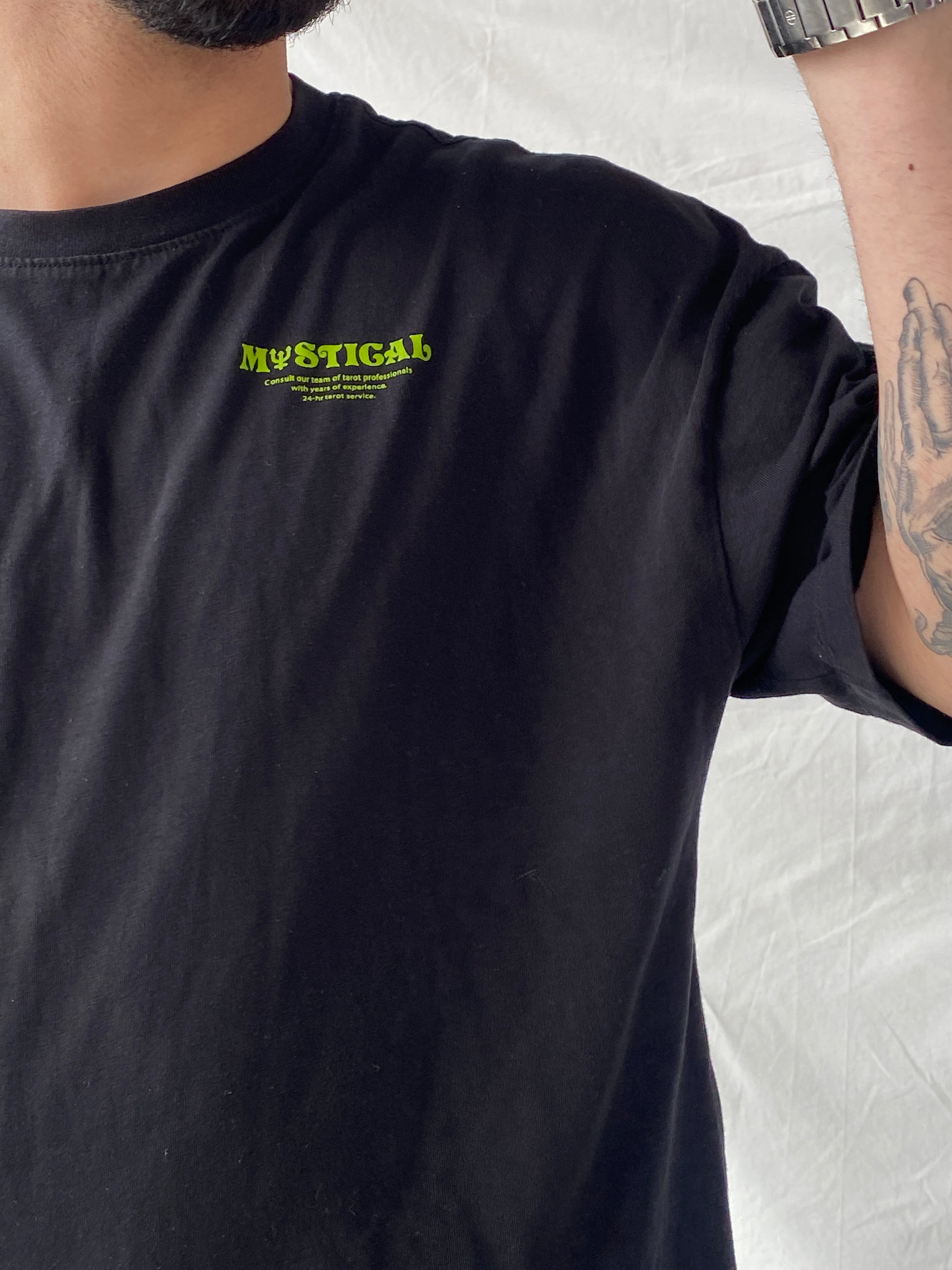 تي شيرت رجالي أسود مطبوع عليه رسومات غامضة من بيرشكا - مقاس متوسط