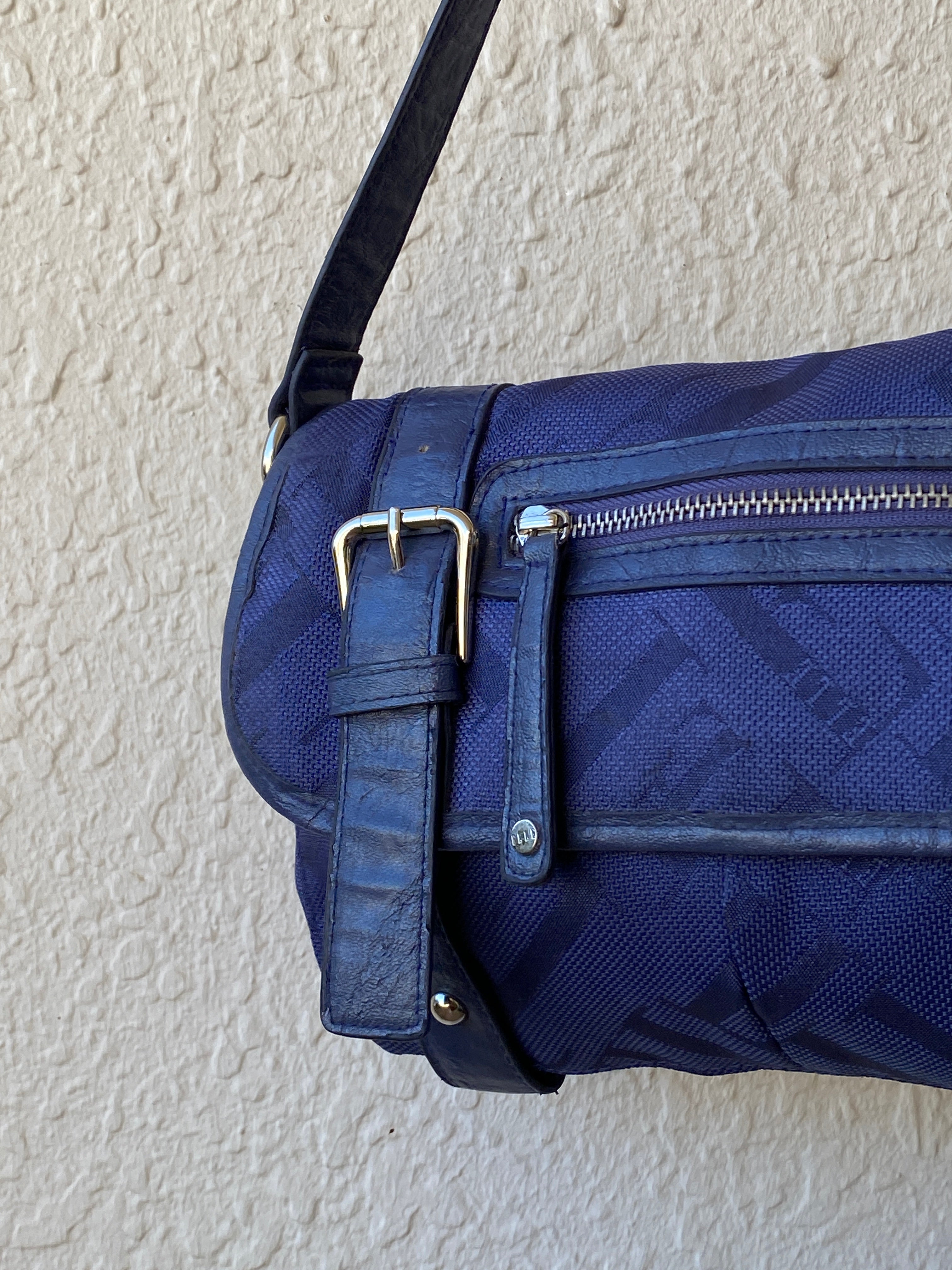 حقيبة كتف إيل زرقاء داكنة مع مشبك وحزام قابل للتعديل 