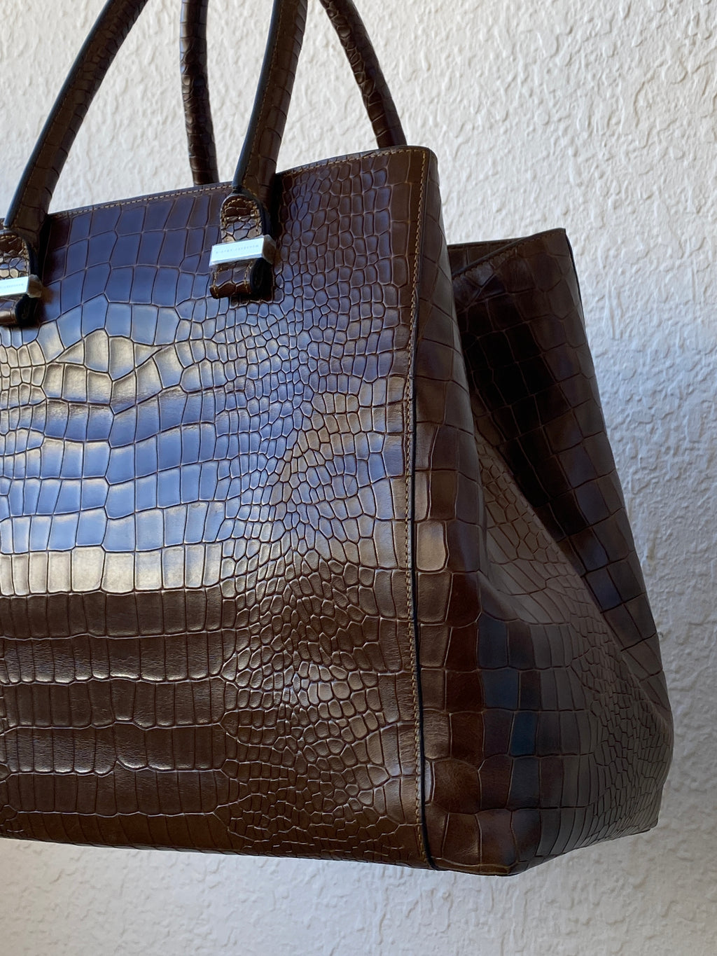 حقيبة فيكتوريا بيكهام كبيرة من الجلد باللون البني الشوكولاتي للنساء بتأثير جلد التمساح