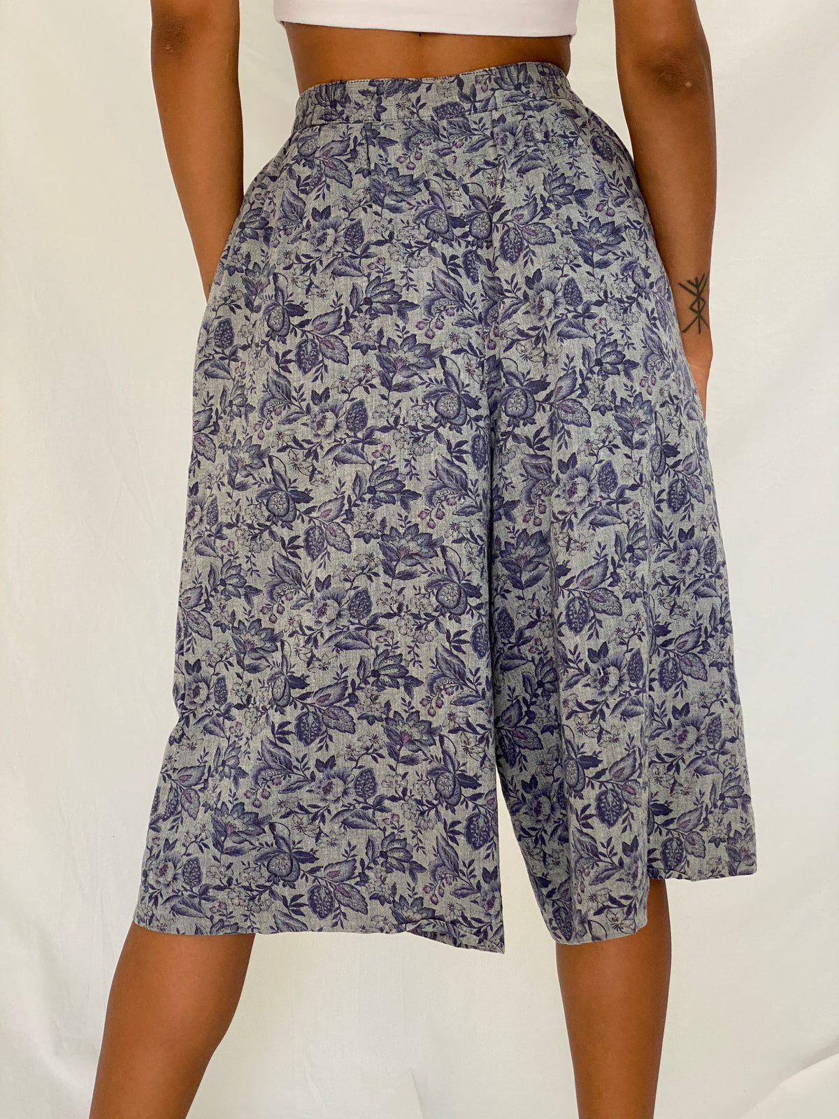 Vintage 90s Toa Lady’s Tokyo Grey Floral Wide Leg Culotte Pants - XS Vintage 90s Toa Lady’s Tokyo Grey Floral Wide Leg Culotte Pants - XS