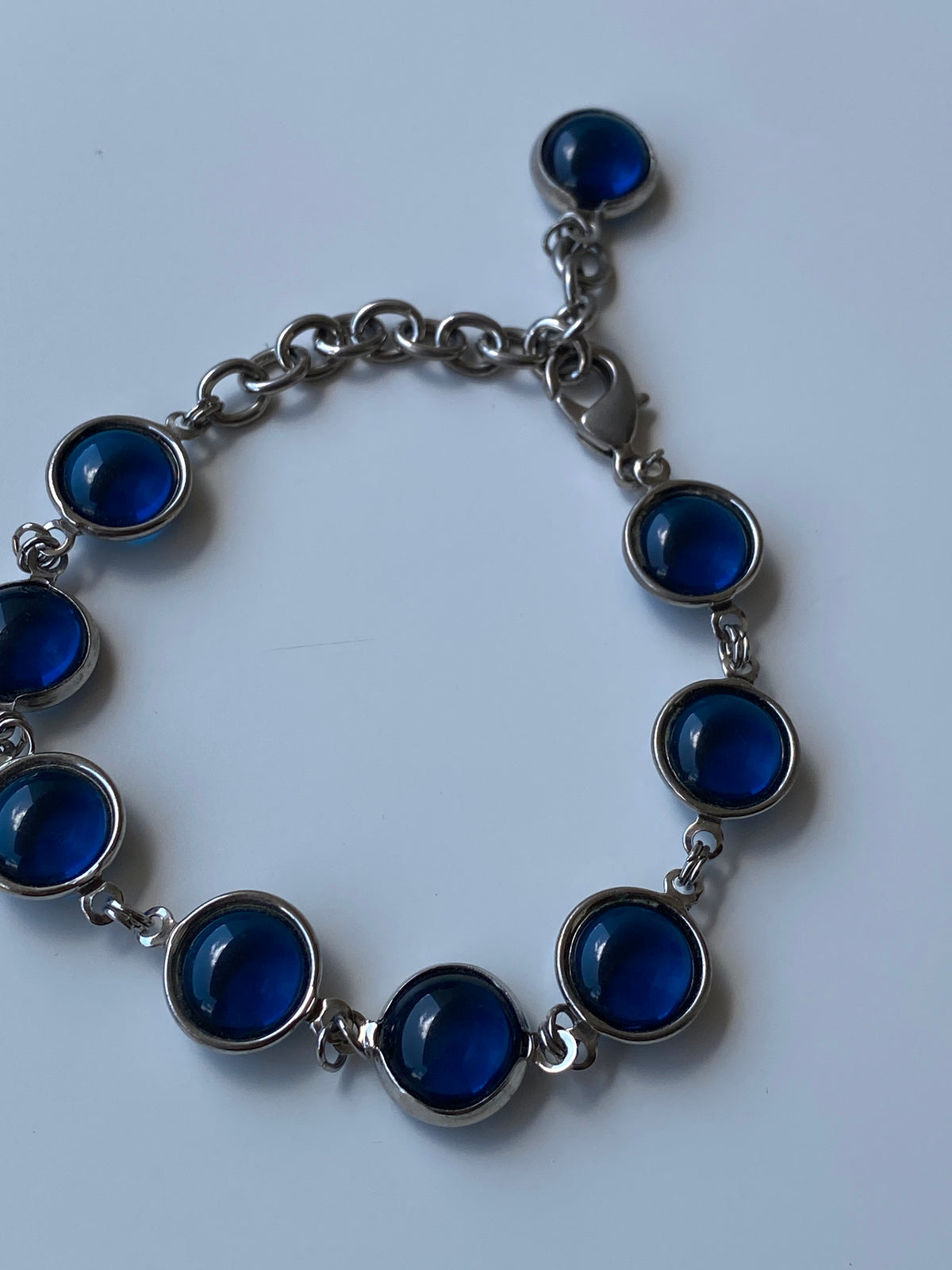 Vintage Y2K Cobalt Blue Cabochon Round Link Bracelet in Silver Tone Vintage Y2K Cobalt Blue Cabochon Round Link Bracelet in Silver Tone