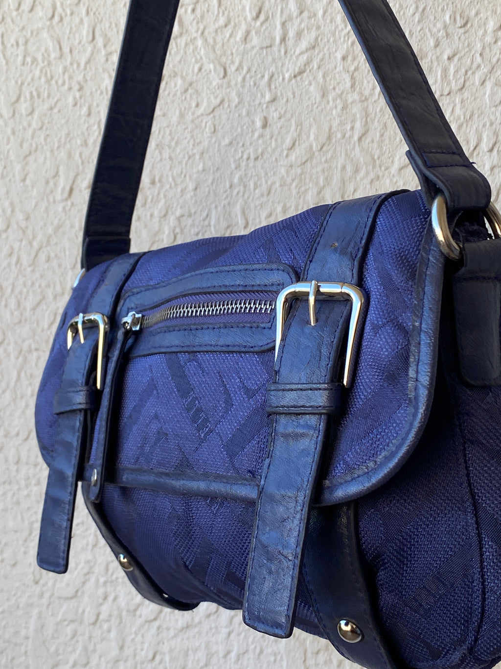 حقيبة كتف إيل زرقاء داكنة مع مشبك وحزام قابل للتعديل 